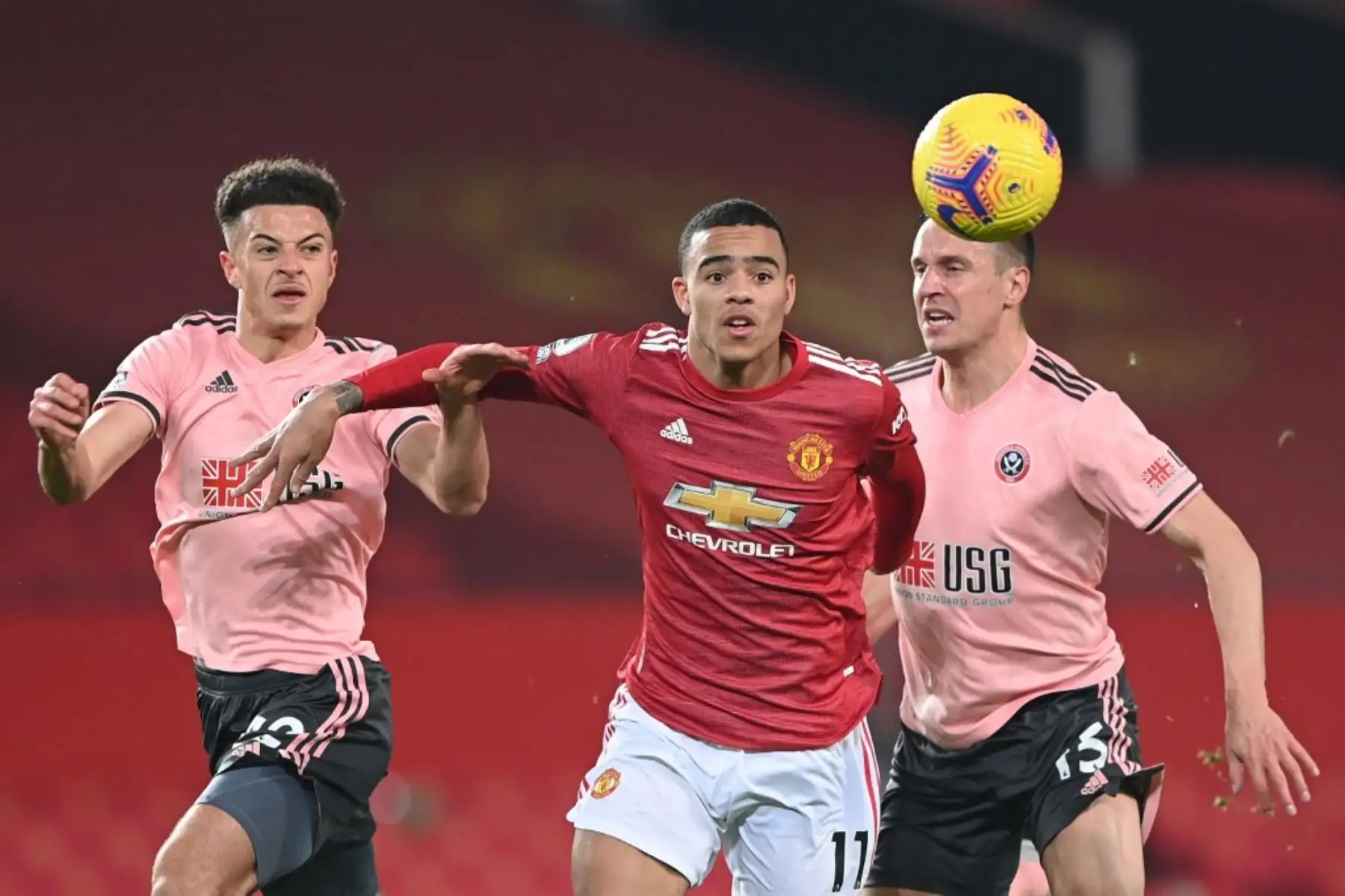 El delantero inglés del Manchester United Mason Greenwood se enfrenta al defensor galés del Sheffield United Ethan Ampadu y el defensor inglés del Sheffield United Phil Jagielka durante el partido de fútbol de la Premier League inglesa entre el Manchester United y el Sheffield United en Old Trafford en Manchester. Foto: AFP