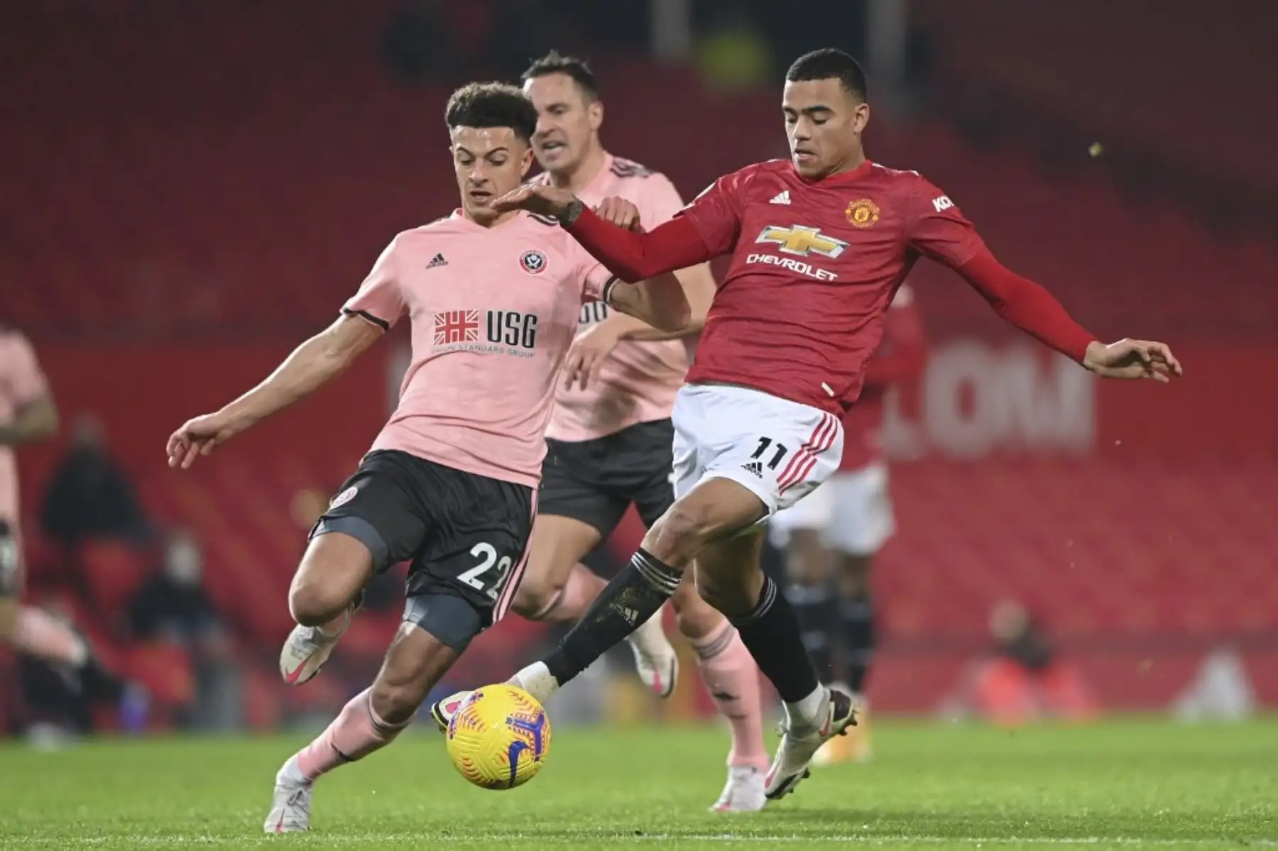 El delantero inglés del Manchester United Mason Greenwood se enfrenta al defensor galés del Sheffield United Ethan Ampadu durante el partido de fútbol de la Premier League inglesa entre el Manchester United y el Sheffield United en Old Trafford en Manchester. Foto: AFP