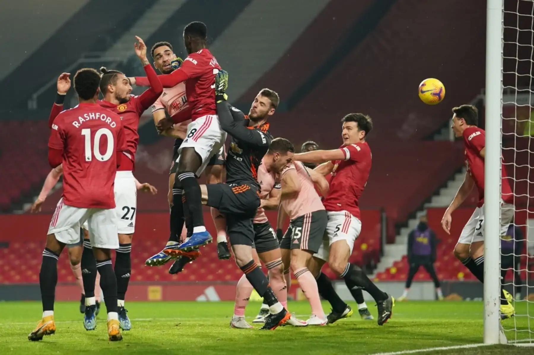 El centrocampista inglés del Sheffield United Kean Bryan cabecea el balón para marcar el gol de apertura durante el partido de fútbol de la Premier League inglesa entre el Manchester United y el Sheffield United en Old Trafford en Manchester. Foto: AFP