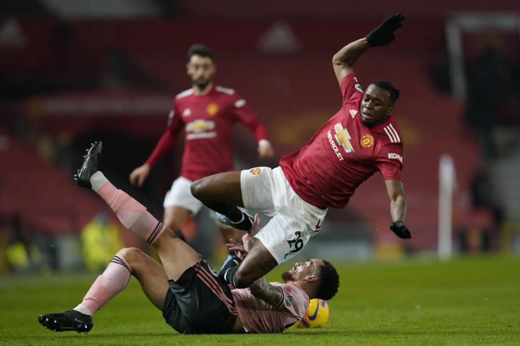 El centrocampista inglés del Sheffield United Kean Bryan aborda al defensor inglés del Manchester United Aaron Wan-Bissaka durante el partido de fútbol de la Premier League inglesa entre el Manchester United y el Sheffield United en Old Trafford en Manchester. Foto: AFP
