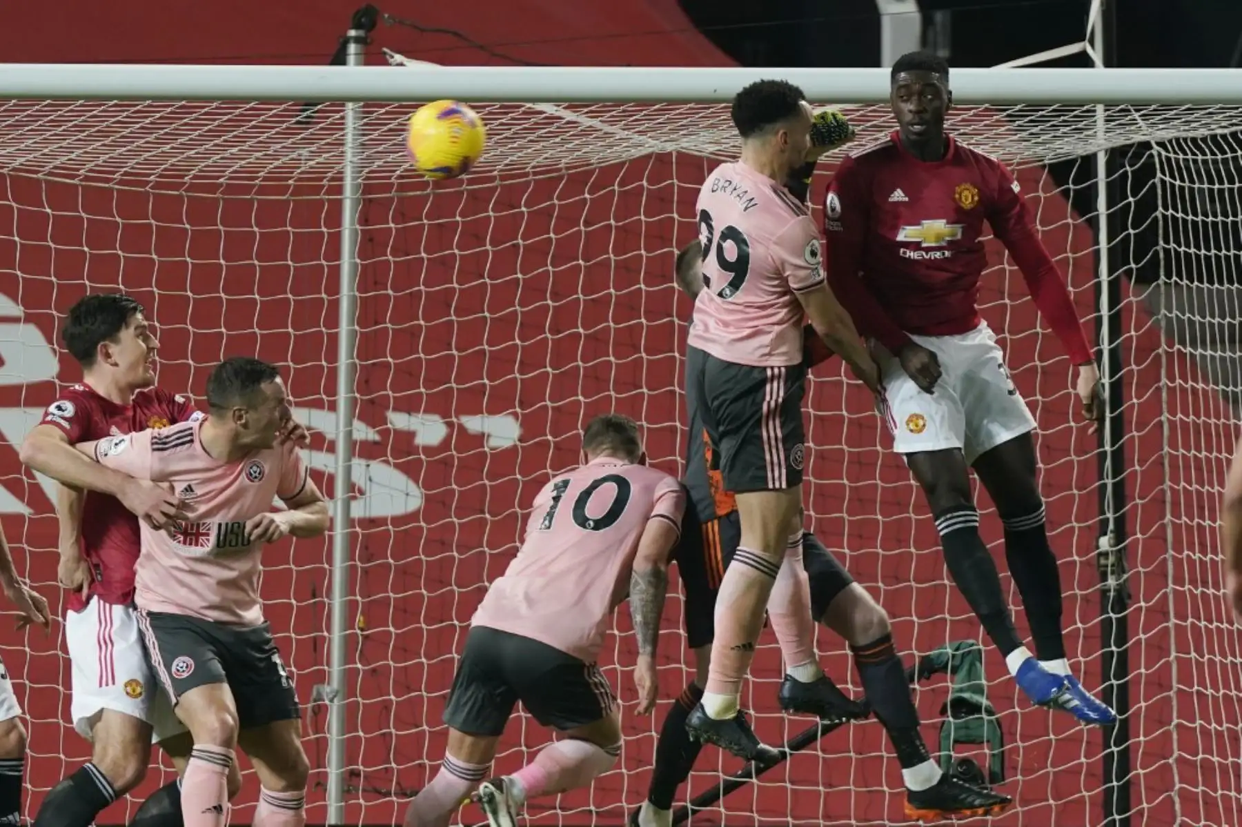 El centrocampista inglés del Sheffield United Kean Bryan dirige el balón para marcar el gol de apertura durante el partido de fútbol de la Premier League inglesa entre el Manchester United y el Sheffield United en Old Trafford en Manchester. Foto: AFP