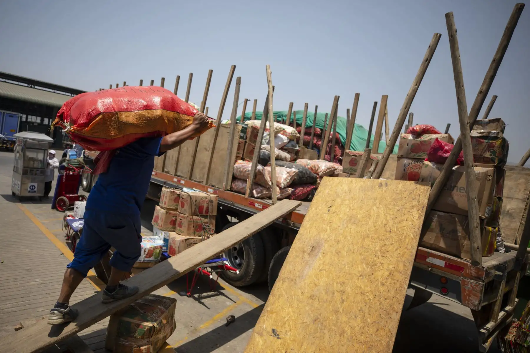 Abastecimiento de diversos productos como la papa, zapallo, tomate, ajíes y cebolla etc, esta garantizado  en el Gran Mercado Mayorista de Lima que promueve la Municipalidad de Lima.
Foto: Municipalidad de Lima