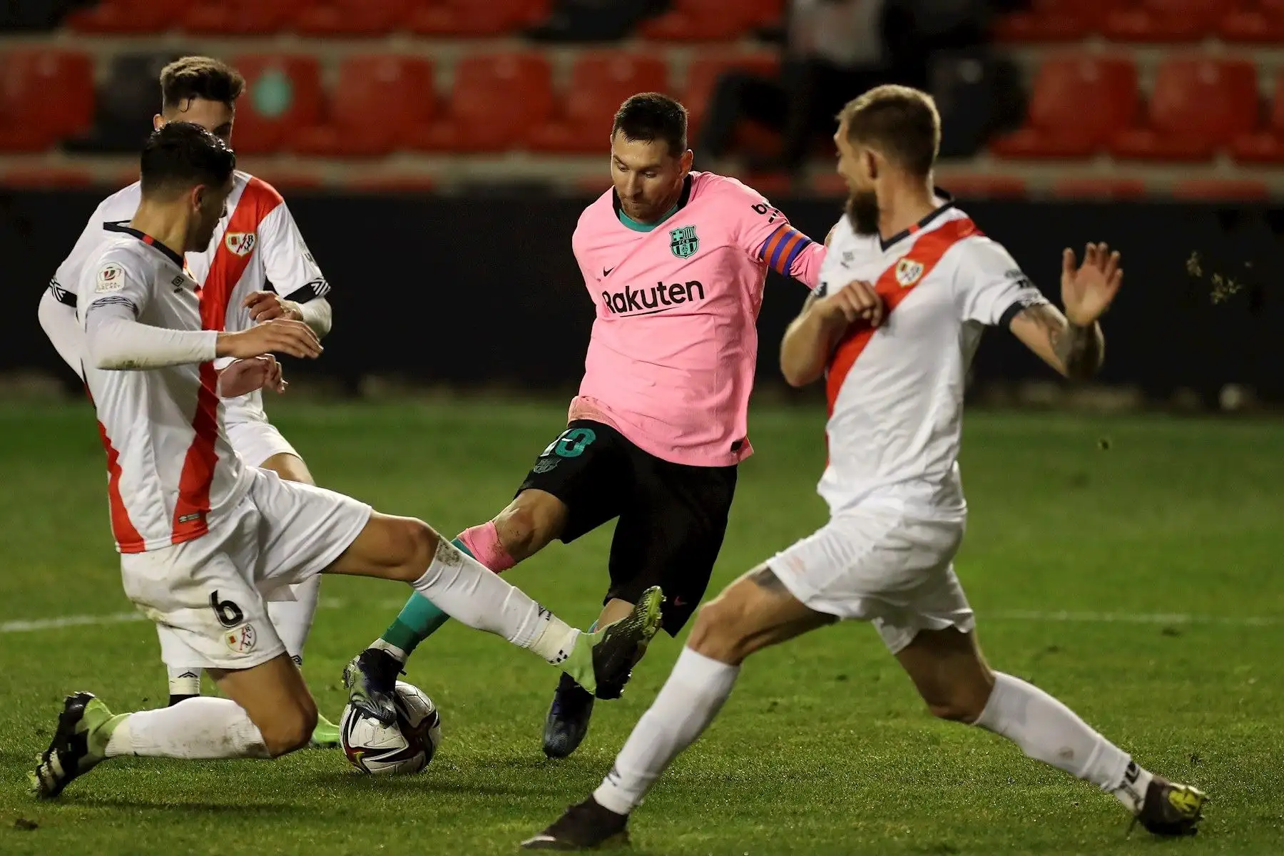 El delantero argentino del FC Barcelona, Leo Messi (c), intenta llevarse el balón ante los defensores del Rayo Vallecano durante el encuentro correspondiente a los octavos de final de la Copa del Rey que disputan hoy Miércoles en el estadio de Vallecas, en Madrid. Foto: EFE/Kiko Huesca