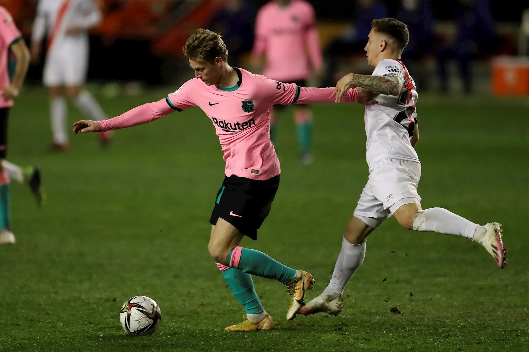 El centrocampista del FC Barcelona Frenkie De Jong (i) juega un balón ante Mario Hernández, del Rayo Vallecano, durante el partido de los octavos de final de la Copa del Rey que disputan esta noche en el estadio de Vallecas, en Madrid. Foto: EFE/Kiko Huesca