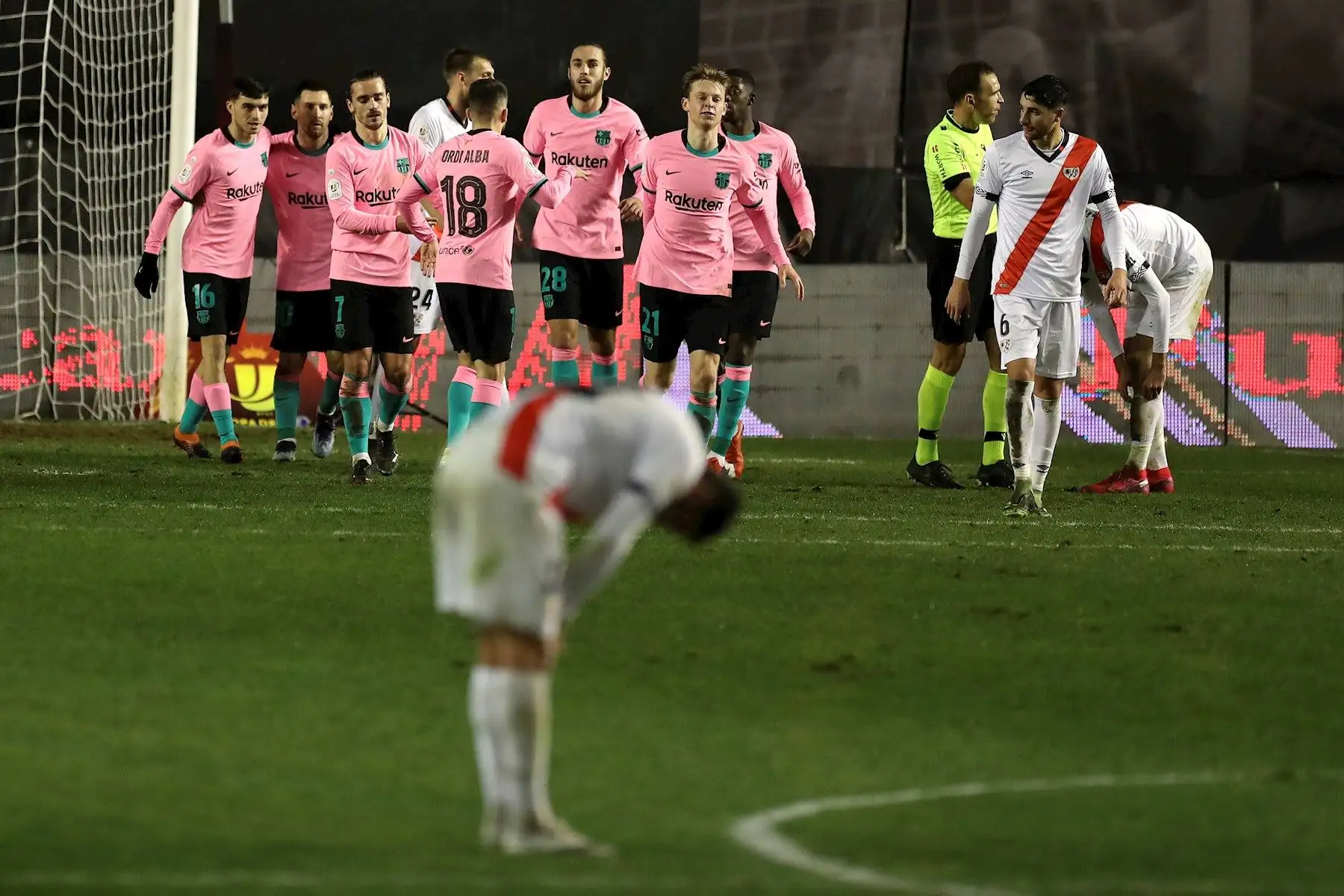 Los jugadores del FC Barcelona celebran el primer gol del equipo barcelonista durante el encuentro correspondiente a los octavos de final de la Copa del Rey que disputan hoy Miércoles frente al Rayo Vallecano en el estadio de Vallecas, en Madrid. Foto: EFE/Kiko Huesca