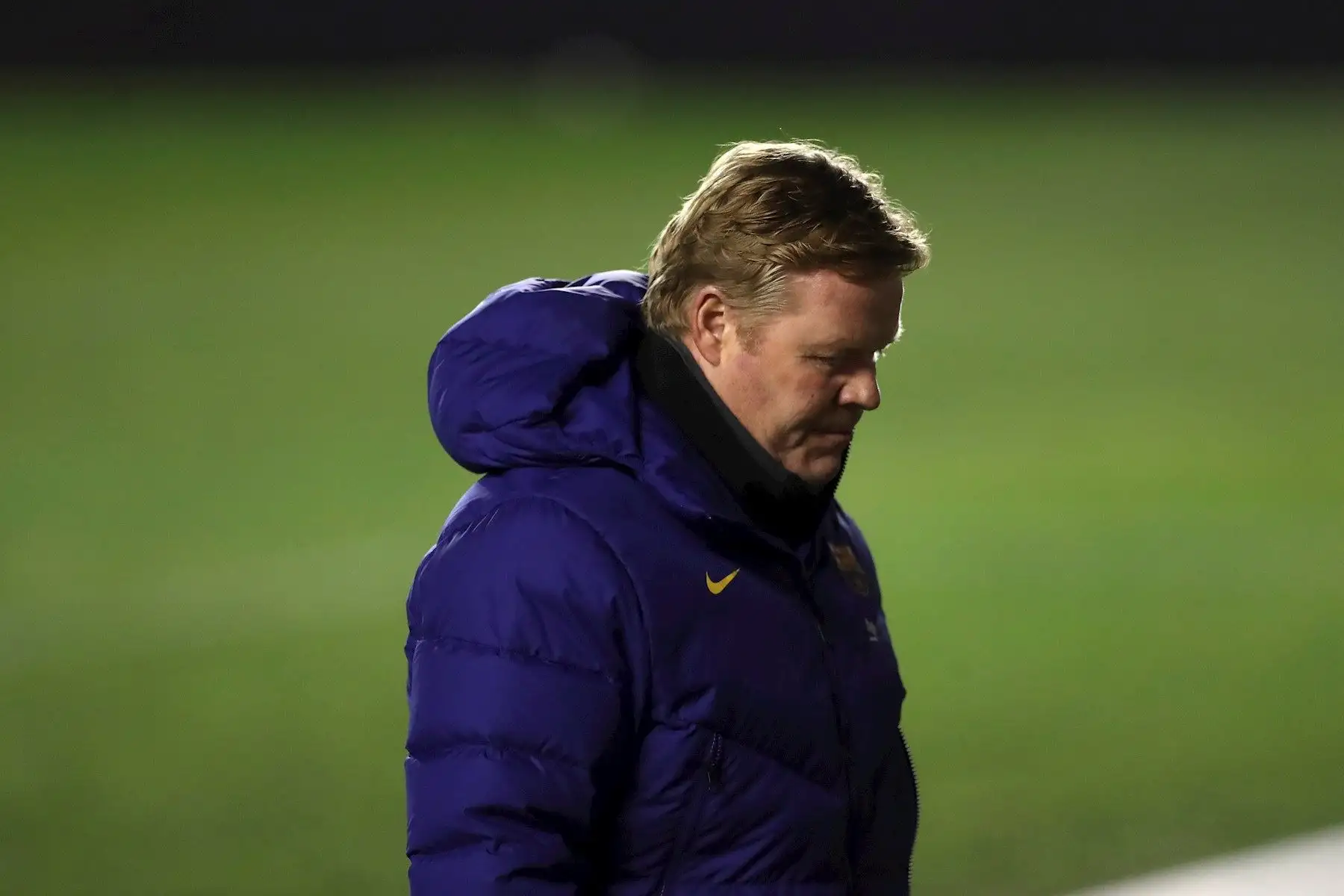 El entrenador del FC Barcelona, Ronald Koeman (c), durante el partido de los octavos de final de la Copa del Rey ante el Rayo Vallecano que disputan esta noche en el estadio de Vallecas, en Madrid. Foto: EFE/Kiko Huesca