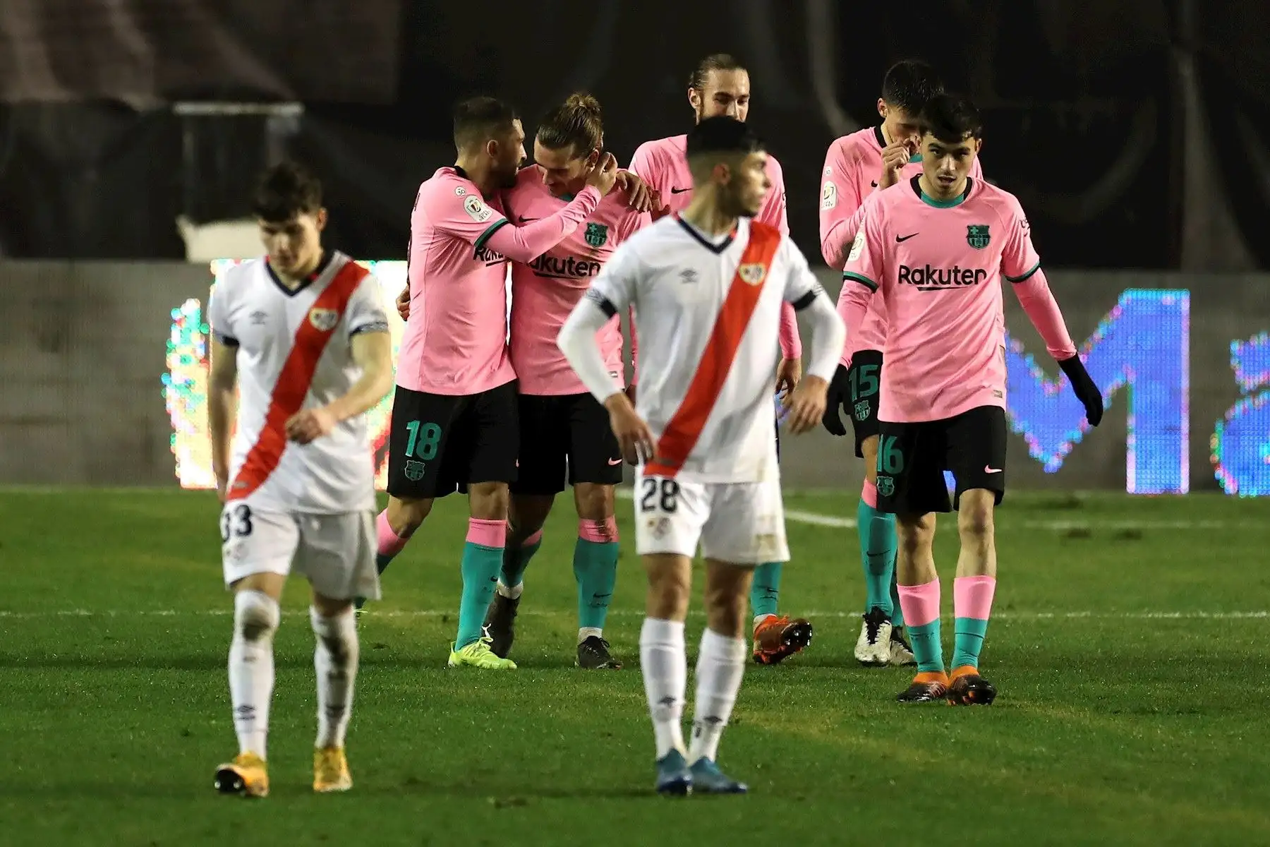 Los jugadores del FC Barcelona celebran el segundo gol del equipo barcelonista durante el encuentro correspondiente a los octavos de final de la Copa del Rey que disputan hoy Miércoles frente al Rayo Vallecano en el estadio de Vallecas, en Madrid. Foto: EFE/Kiko Huesca