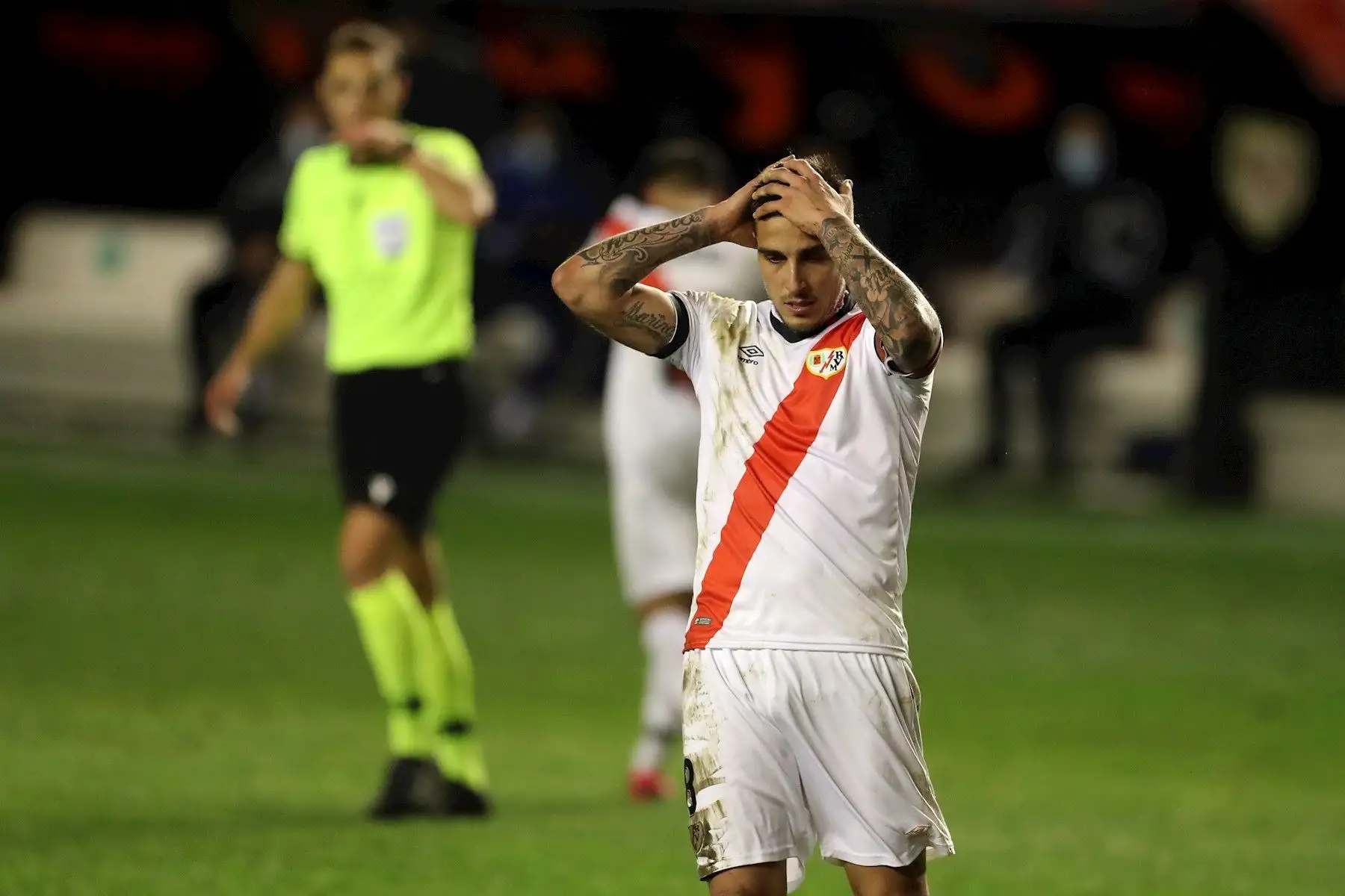 El centrocampista del Rayo Vallecano, Óscar Trejo, durante el encuentro correspondiente a los octavos de final de la Copa del Rey que han disputado hoy Miércoles frente al FC Barcelona en el estadio de Vallecas, en Madrid. Foto: EFE/Kiko Huesca