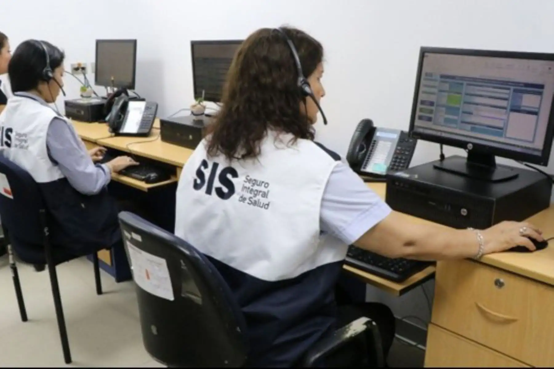 Personal del Seguro Integral de Salud redobló la atención de los afiliados y población en general de Arequipa vía telefónica. Foto: SIS