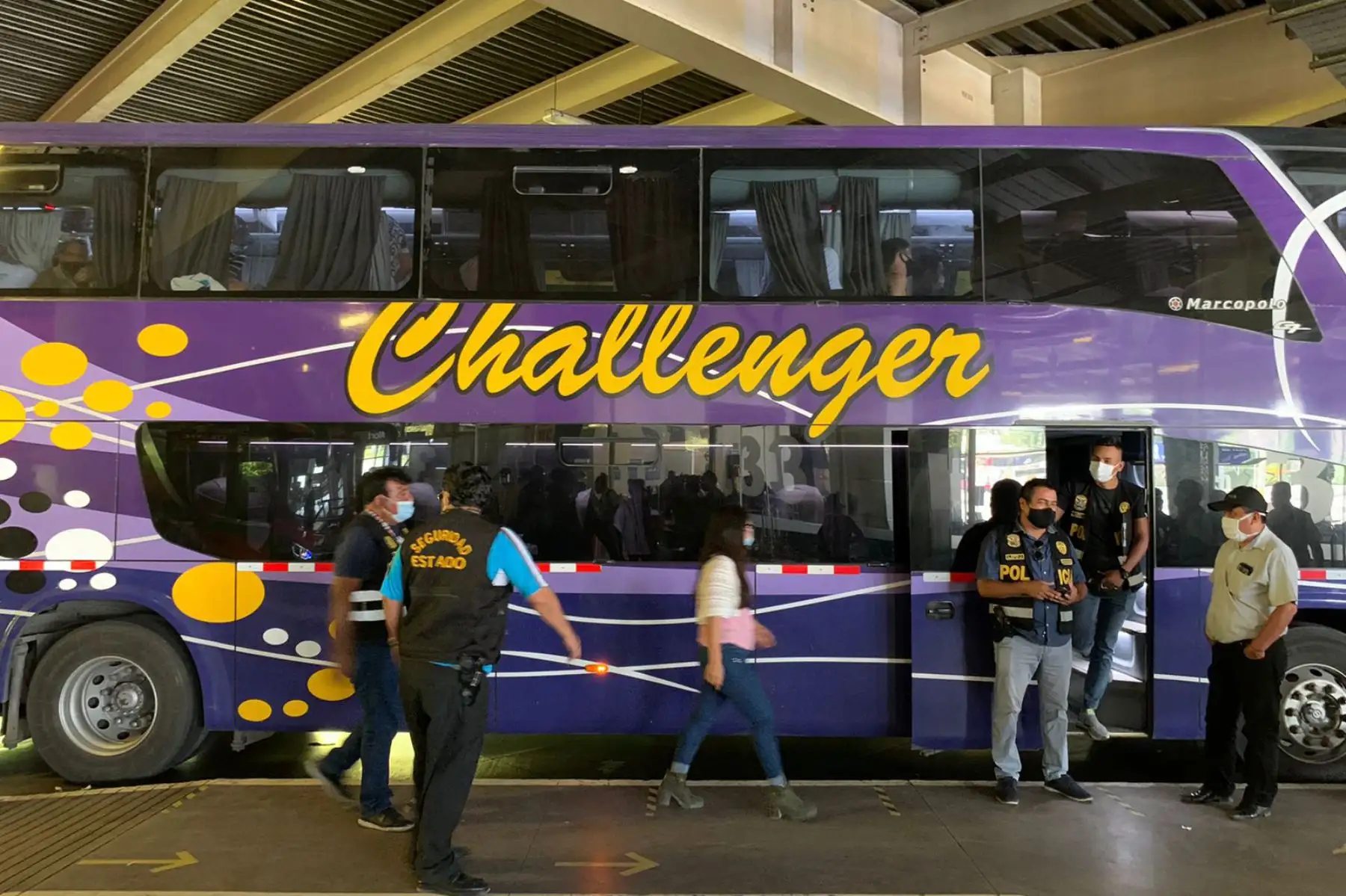 Durante megaoperativo, personal policial intervino a 25 personas de nacionalidad venezolana que, a bordo de un bus, estarían ingresando de manera ilegal a territorio peruano, en el Terminal Terrestre de Plaza Norte. 
Foto: Policía Nacional del Perú