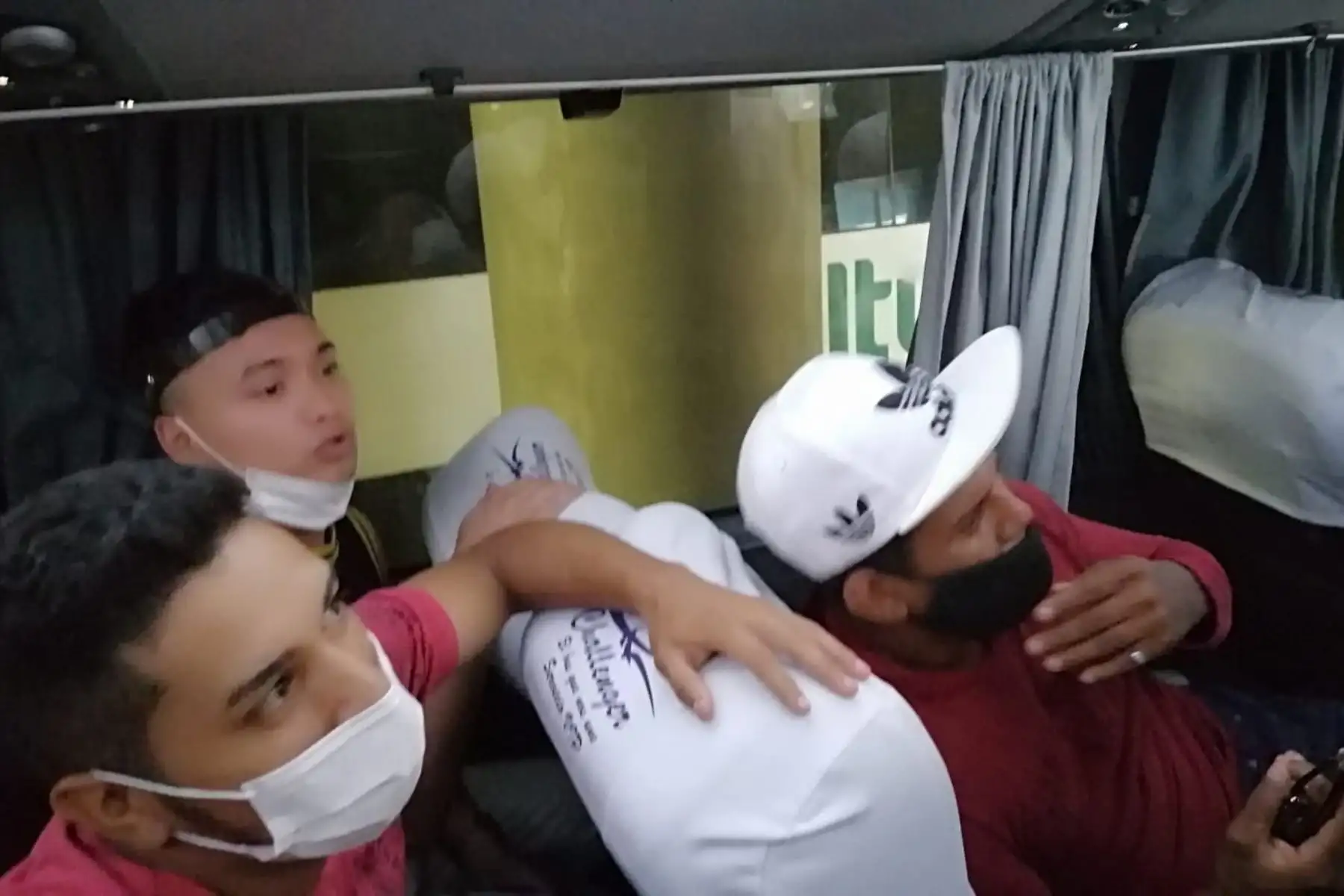 Durante megaoperativo, personal policial intervino a 25 personas de nacionalidad venezolana que, a bordo de un bus, estarían ingresando de manera ilegal a territorio peruano, en el Terminal Terrestre de Plaza Norte. 
Foto: Policía Nacional del Perú