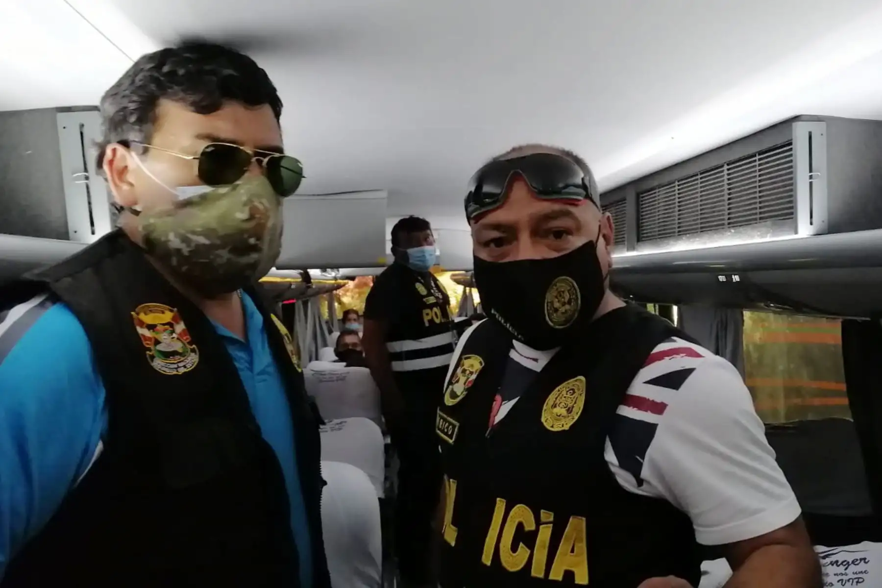 Durante megaoperativo, personal policial intervino a 25 personas de nacionalidad venezolana que, a bordo de un bus, estarían ingresando de manera ilegal a territorio peruano, en el Terminal Terrestre de Plaza Norte. 
Foto: Policía Nacional del Perú