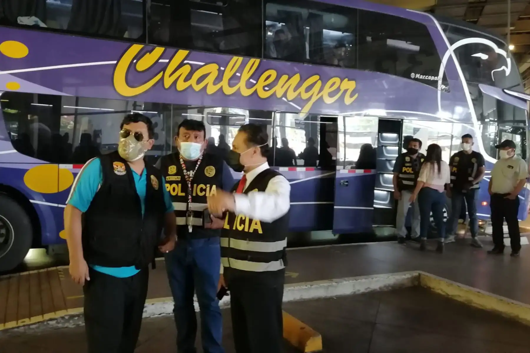 Durante megaoperativo, personal policial intervino a 25 personas de nacionalidad venezolana que, a bordo de un bus, estarían ingresando de manera ilegal a territorio peruano, en el Terminal Terrestre de Plaza Norte. 
Foto: Policía Nacional del Perú