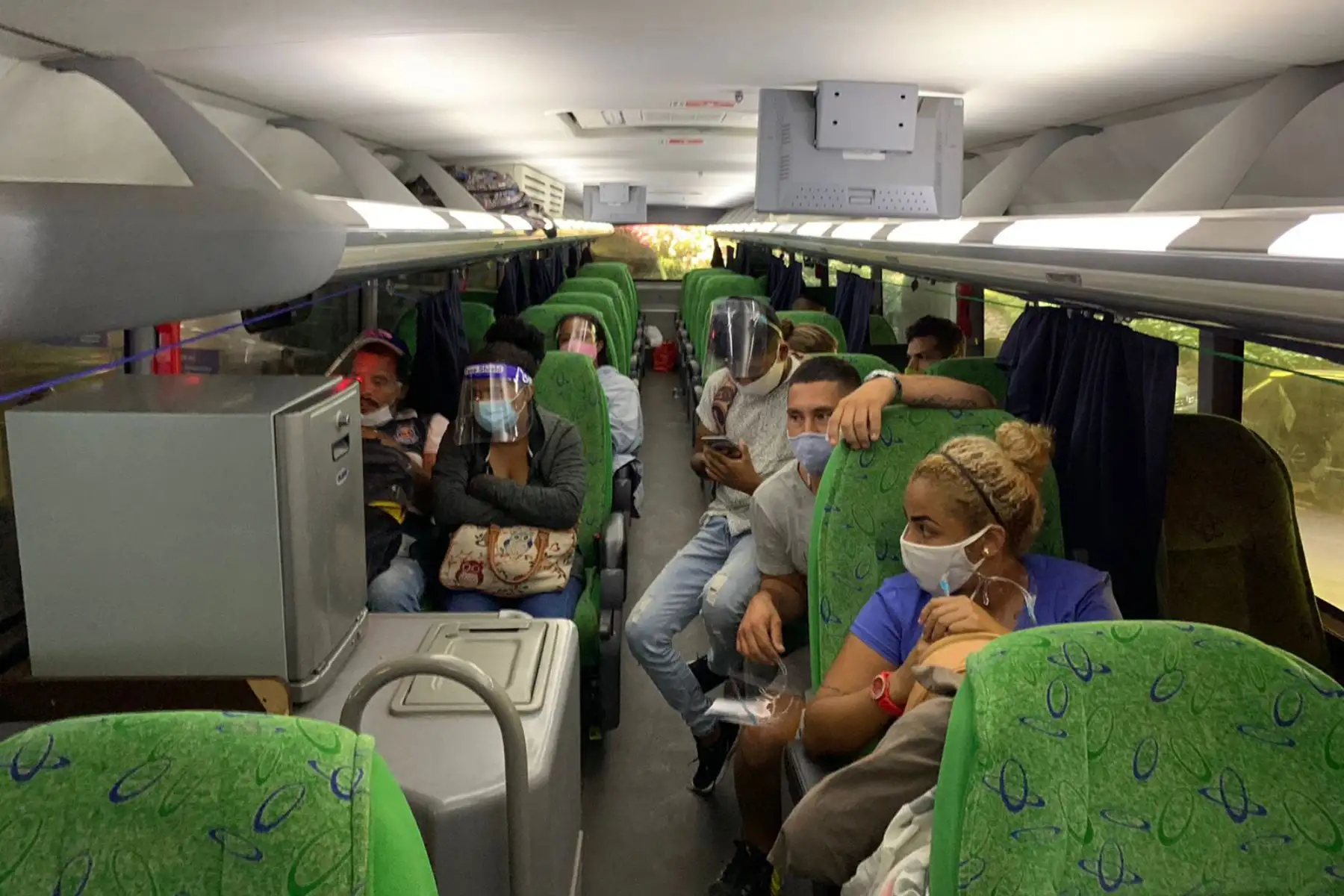 Durante megaoperativo, personal policial intervino a 25 personas de nacionalidad venezolana que, a bordo de un bus, estarían ingresando de manera ilegal a territorio peruano, en el Terminal Terrestre de Plaza Norte. 
Foto: Policía Nacional del Perú