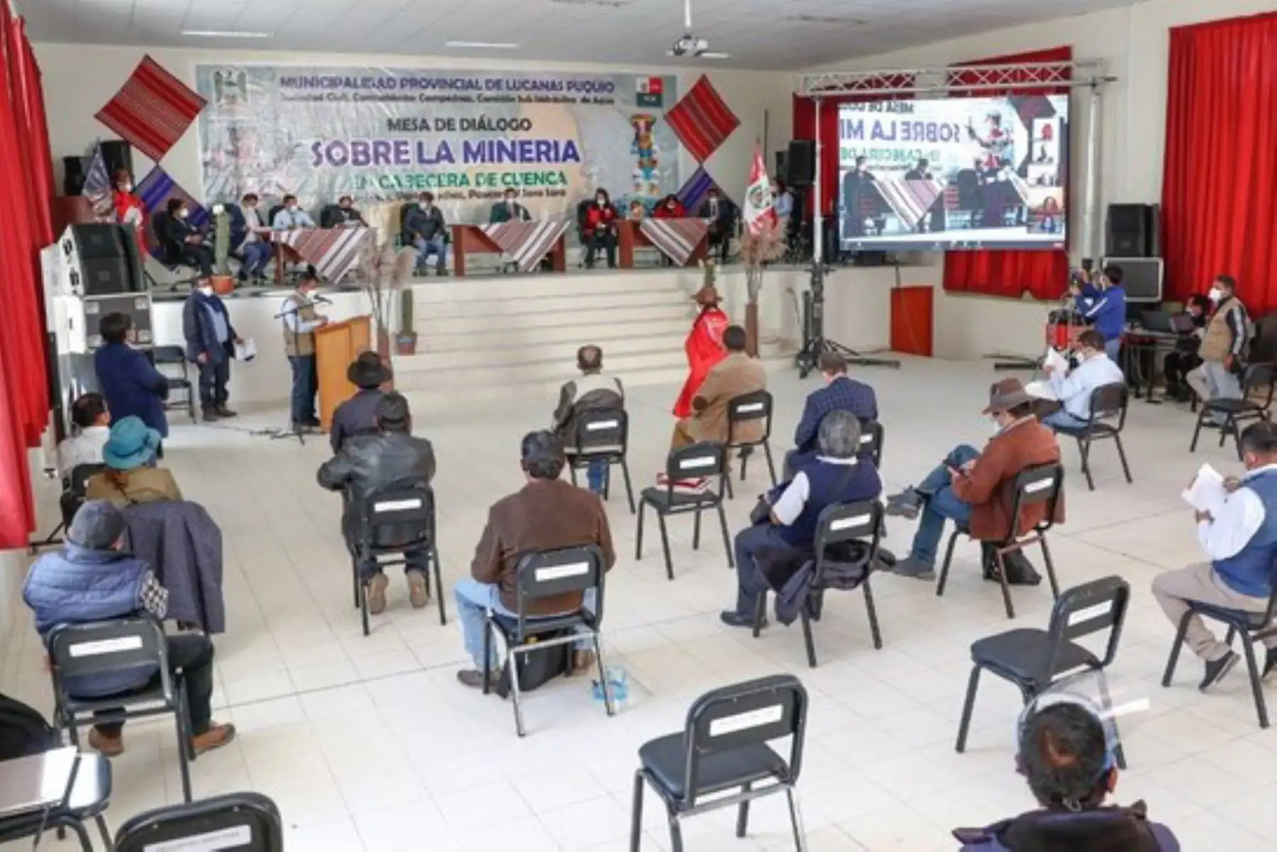 Reunión entre una comitiva del Gobierno y autoridades de las provincias del sur de Ayacucho. Foto: ANDINA/Difusión