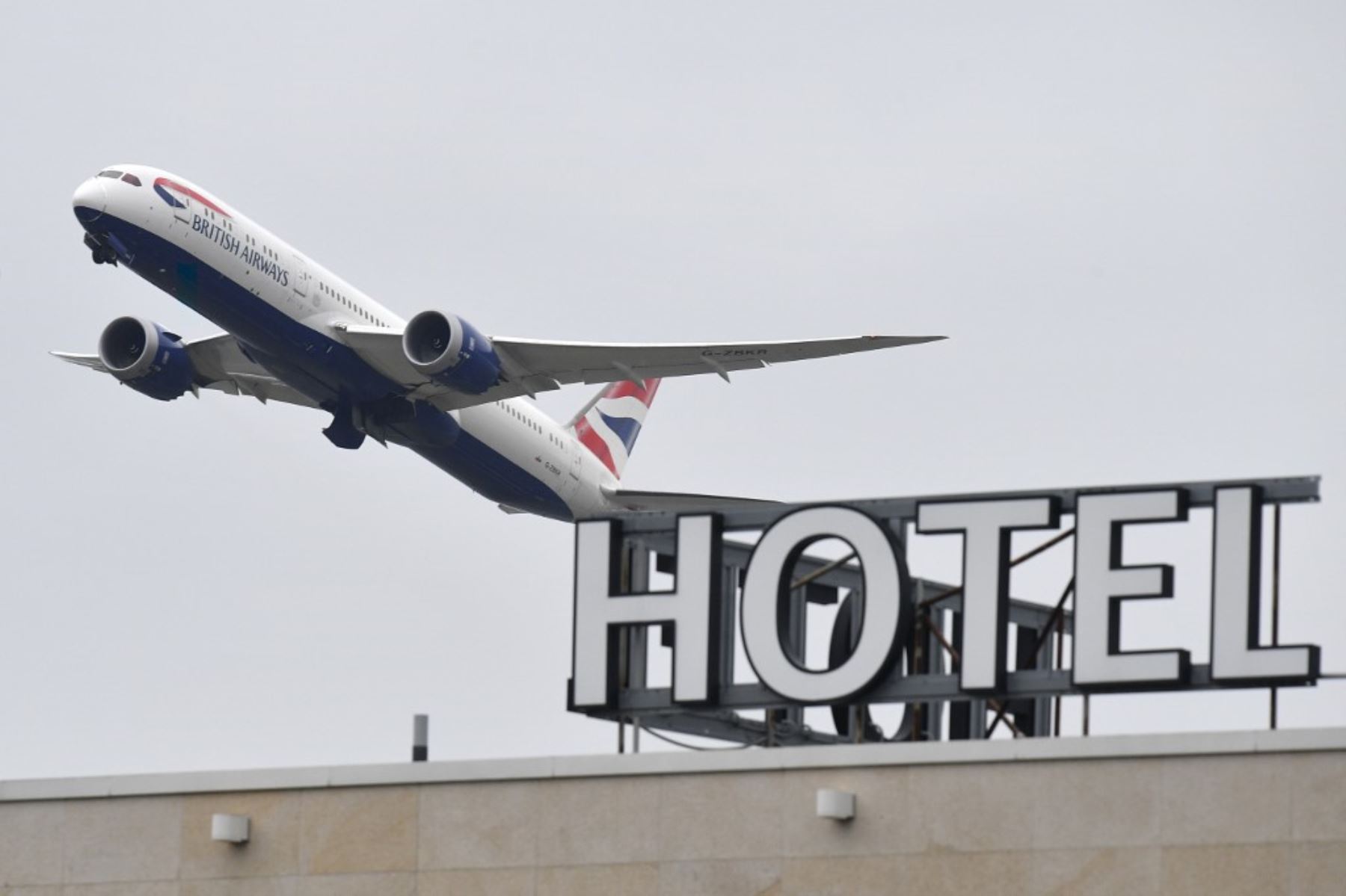 Un avión Boeing 787 Dreamliner de British Airways sobrevolando un hotel en el aeropuerto de Heathrow en el oeste de Londres. Foto: AFP