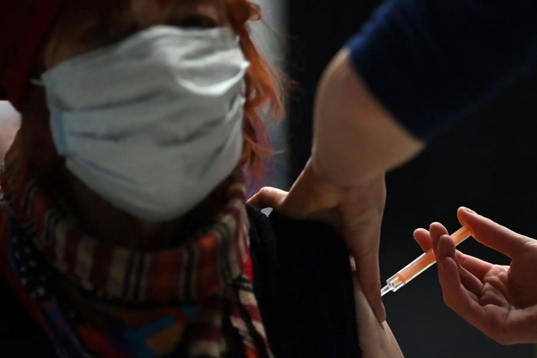 Un paciente recibe una inyección de la vacuna Oxford / AstraZeneca Covid-19 en el centro de vacunación establecido dentro del Brighton Center en Brighton, en el sur de Inglaterra. Foto: AFP