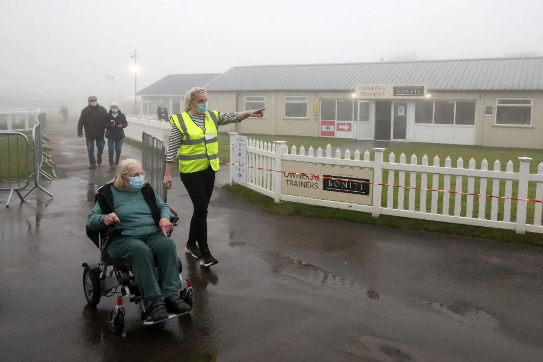 Los miembros del público llegan para recibir una dosis de la vacuna Oxford / AstraZeneca Covid-19, administrada por médicos de la Royal Navy en un centro de vacunación establecido en el hipódromo de Bath en Bath, suroeste de Inglaterra. Foto: AFP