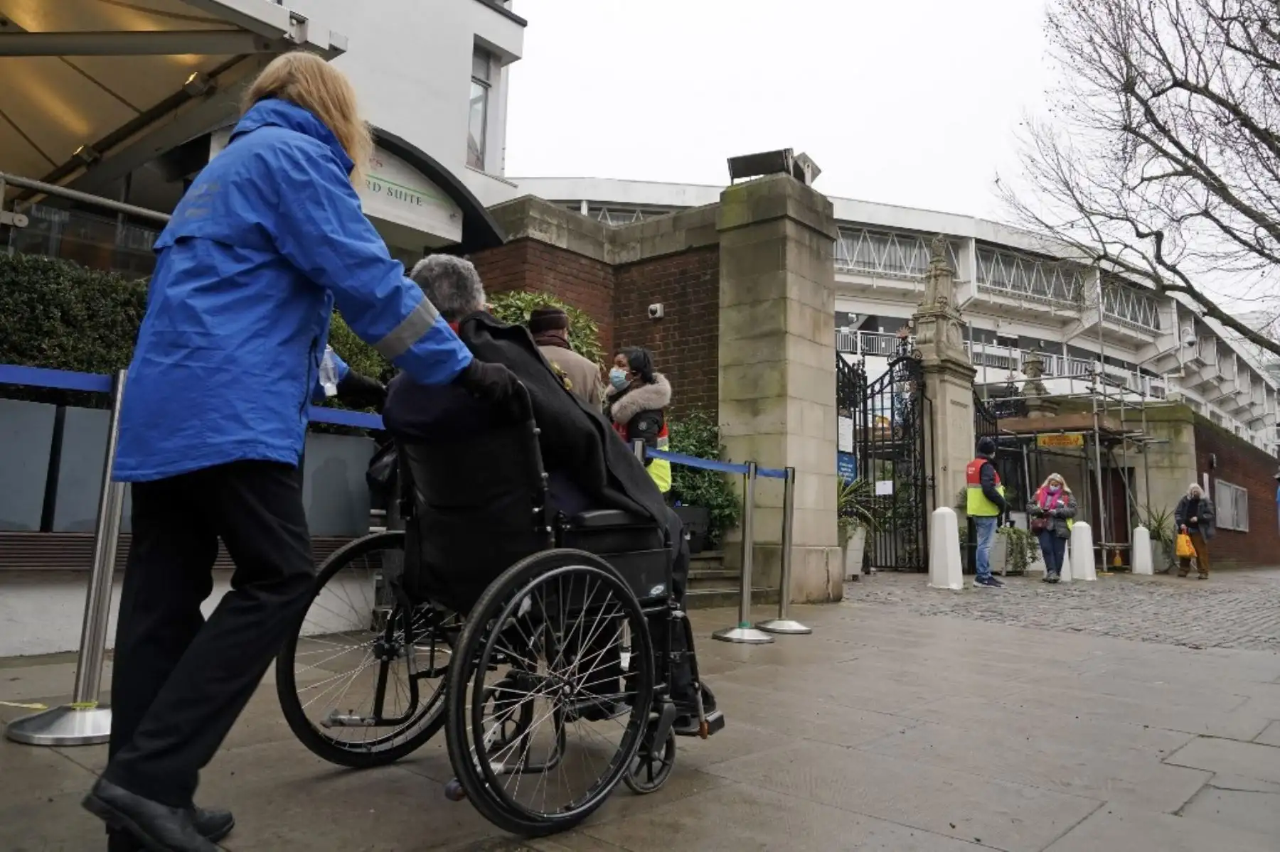 Los miembros del público llegan para recibir una dosis de la vacuna Oxford / AstraZeneca Covid-19, administrada por médicos de la Royal Navy en un centro de vacunación establecido en el hipódromo de Bath en Bath, suroeste de Inglaterra. Foto: AFP