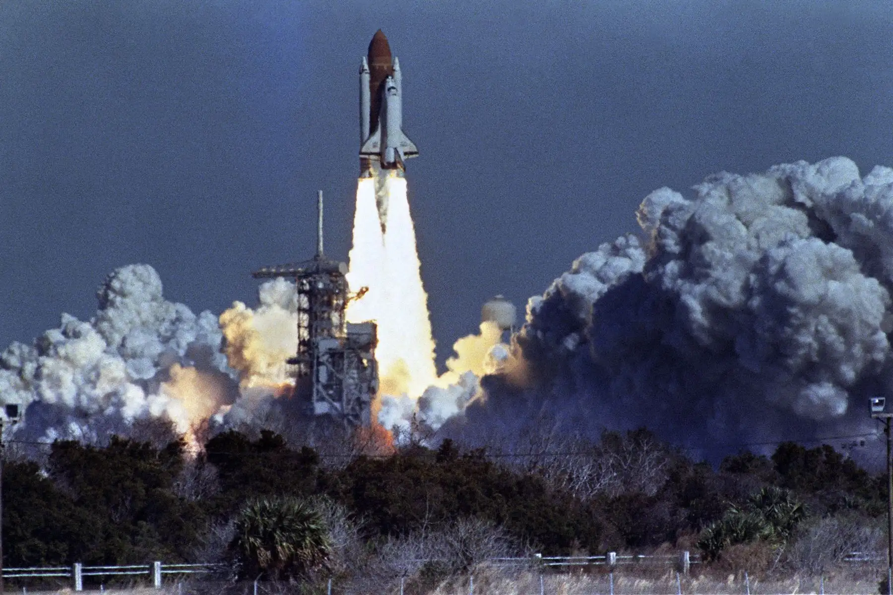 El transbordador espacial estadounidense Challenger despega el 28 de enero de 1986 desde una plataforma de lanzamiento en el Centro Espacial Kennedy, 72 segundos antes de su explosión, perdiendo a 7 personas de su tripulación. El Challenger llevaba 72 segundos de vuelo, viajando a casi 2,000 mph a una altura de diez millas, cuando de repente se envolvió en una bola de fuego roja, naranja y blanca cuando explotaron miles de toneladas de hidrógeno líquido y combustible de oxígeno. Foto: AFP