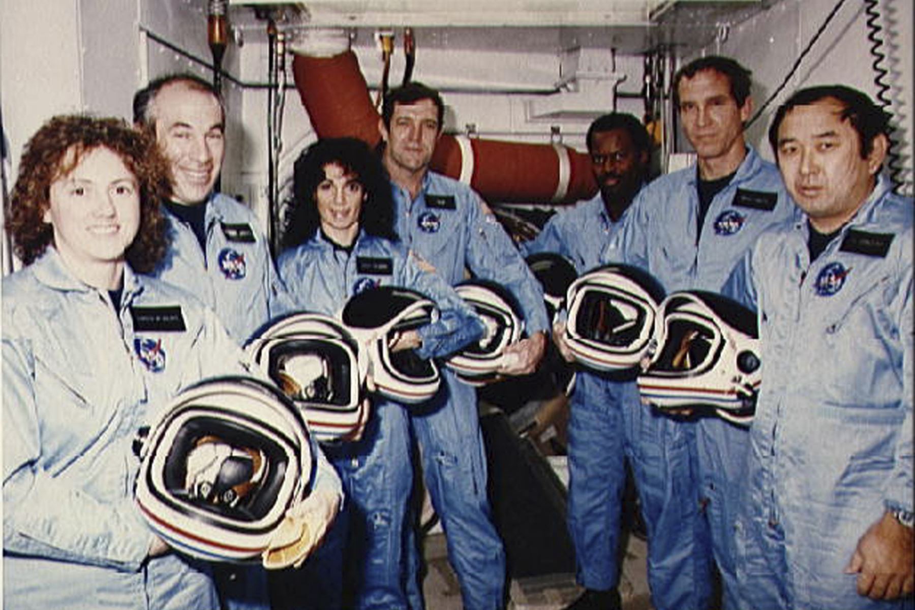 La tripulación de la misión STS 51-L del transbordador espacial Challenger posa para un retrato mientras entrena en el Complejo de Lanzamiento 39 del Centro Espacial Kennedy (KSC). De izquierda a derecha están Sharon Christa McAuliffe, especialista en cargas útiles de la maestra en el espacio; El especialista en cargas útiles Gregory Jarvis; y los astronautas Judith A. Resnik, especialista en misiones; Francis R. (Dick) Scobee, comandante de la misión; Ronald E. McNair, especialista en misiones; Mike J. Smith, piloto; y Ellison S. Onizuka, especialista en misiones. Foto: AFP Foto: AFP