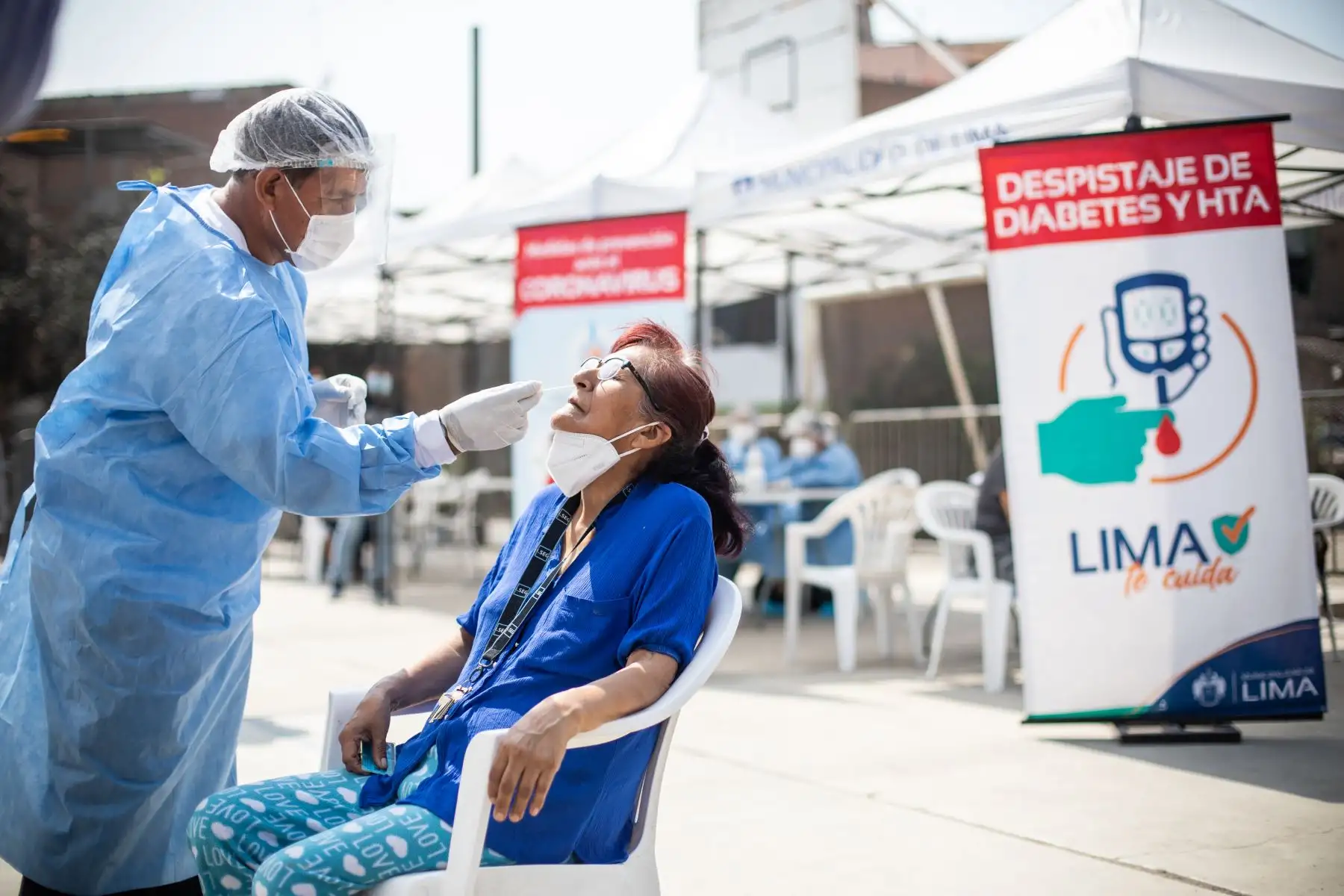 Campaña de salud preventiva Lima Te Cuida realiza pruebas de descarte Covid-19 a los pobladores de AAHH Nueva Caja de Agua. Además, este programa busca acercar los servicios de salud a la población más vulnerable de la capital e identificar las comorbilidades asociadas al COVID-19, como obesidad, diabetes e hipertensión. Foto: ANDINA/Municipalidad de Lima