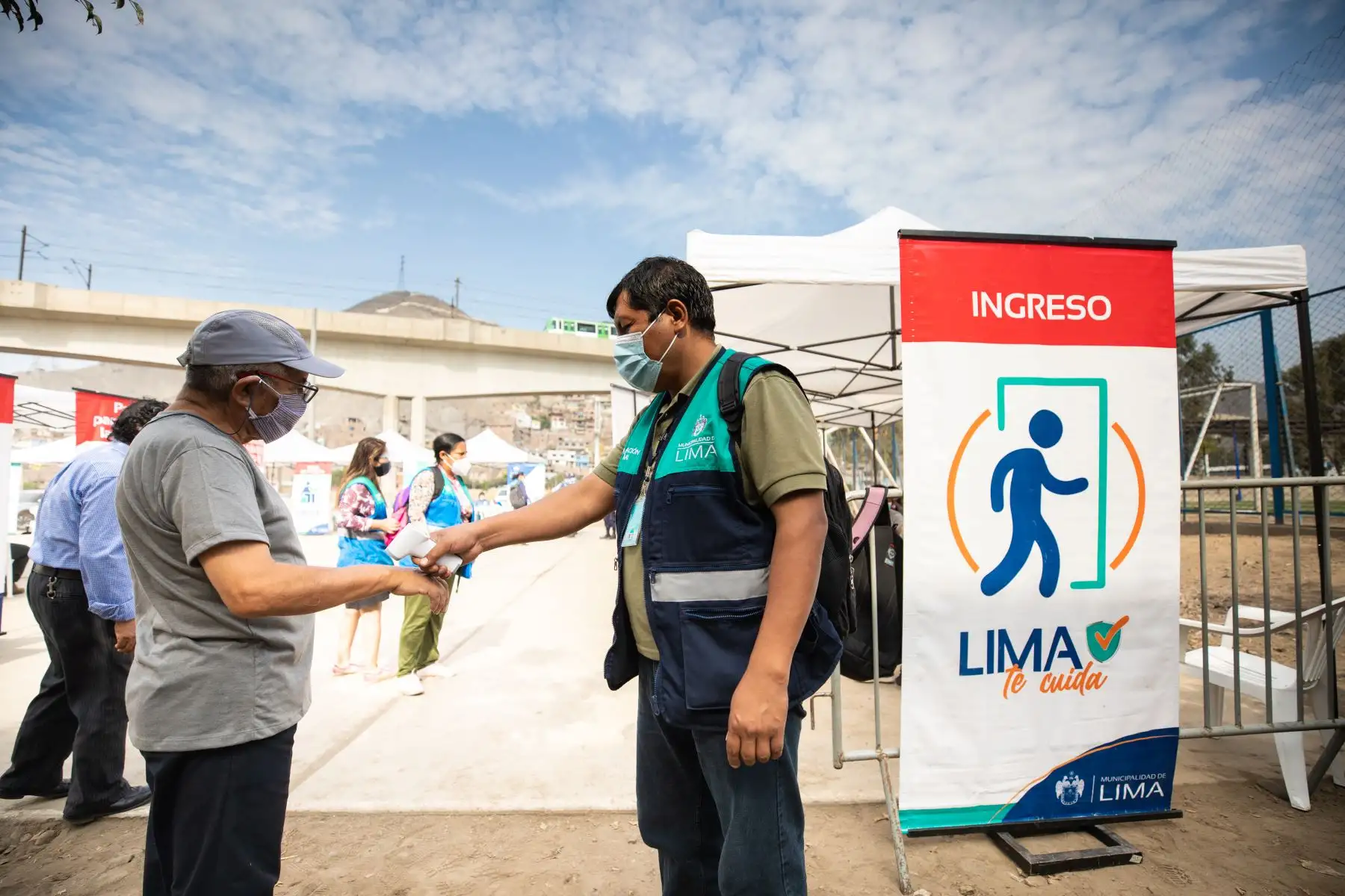 Campaña de salud preventiva Lima Te Cuida realiza pruebas de descarte Covid-19 a los pobladores de AAHH Nueva Caja de Agua. Además, este programa busca acercar los servicios de salud a la población más vulnerable de la capital e identificar las comorbilidades asociadas al COVID-19, como obesidad, diabetes e hipertensión. Foto: ANDINA/Municipalidad de Lima