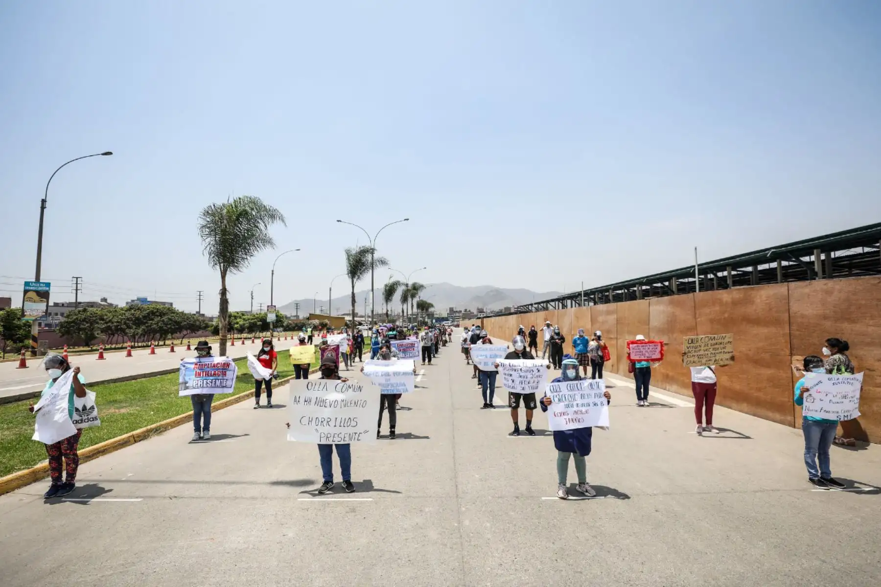 Con el apoyo de la Empresa Municipal de Mercados S.A.,  la Municipalidad de Lima llevó a cabo la Ollatón, mediante la cual donó 25 toneladas de alimentos, como hortalizas, verduras, tubérculos y frutas, a 63 ollas comunes de la ciudad
Foto: Municipalidad de Lima