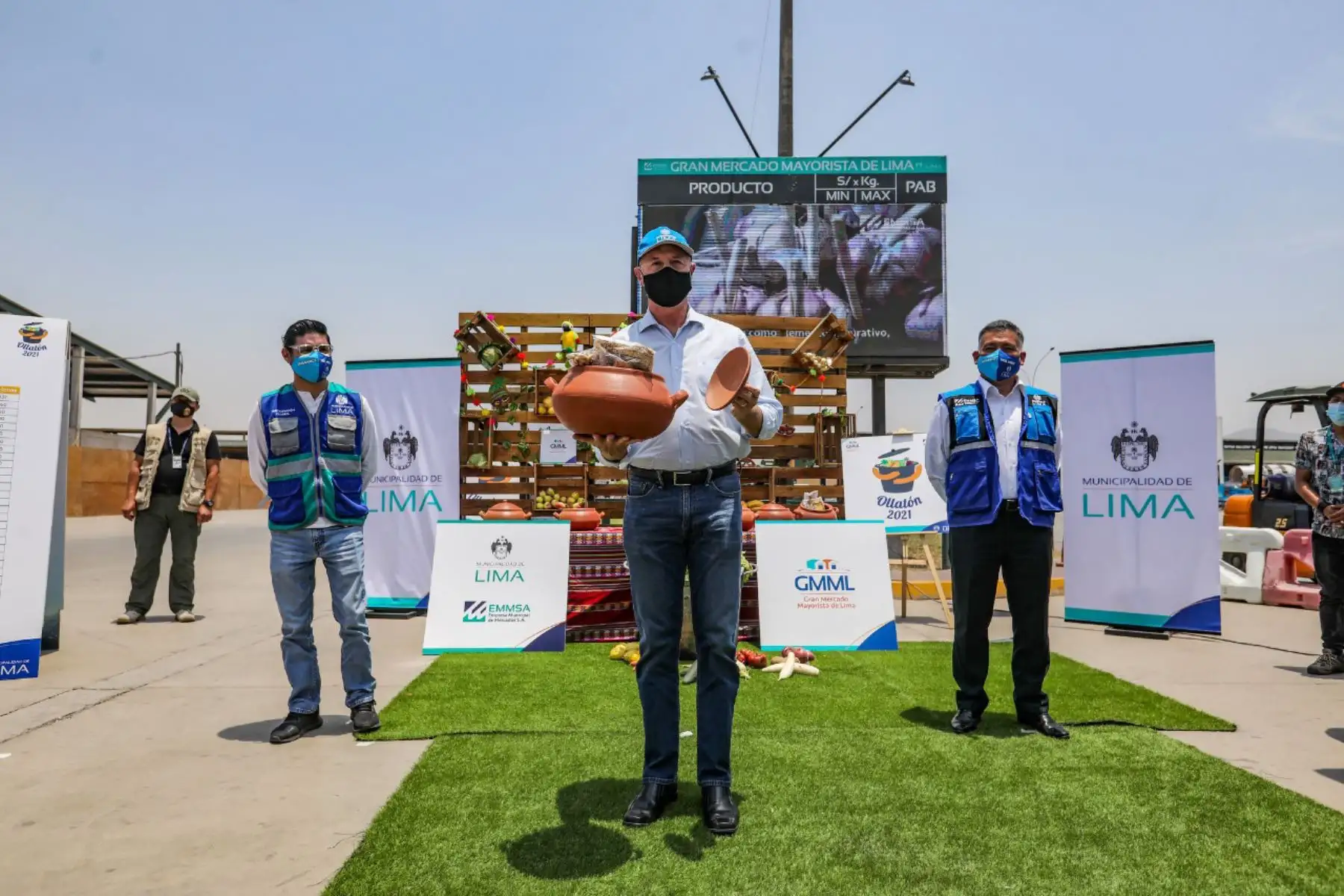 Con el apoyo de la Empresa Municipal de Mercados S.A.,  la Municipalidad de Lima llevó a cabo la Ollatón, mediante la cual donó 25 toneladas de alimentos, como hortalizas, verduras, tubérculos y frutas, a 63 ollas comunes de la ciudad
Foto: Municipalidad de Lima