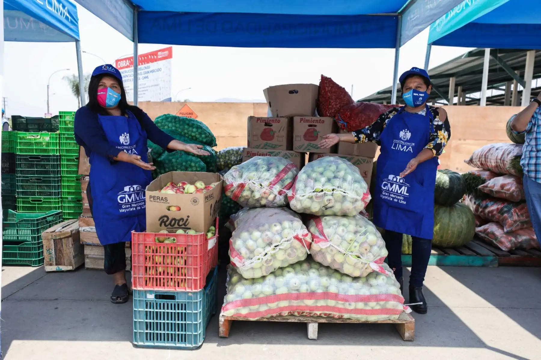 Con el apoyo de la Empresa Municipal de Mercados S.A.,  la Municipalidad de Lima llevó a cabo la Ollatón, mediante la cual donó 25 toneladas de alimentos, como hortalizas, verduras, tubérculos y frutas, a 63 ollas comunes de la ciudad
Foto: Municipalidad de Lima