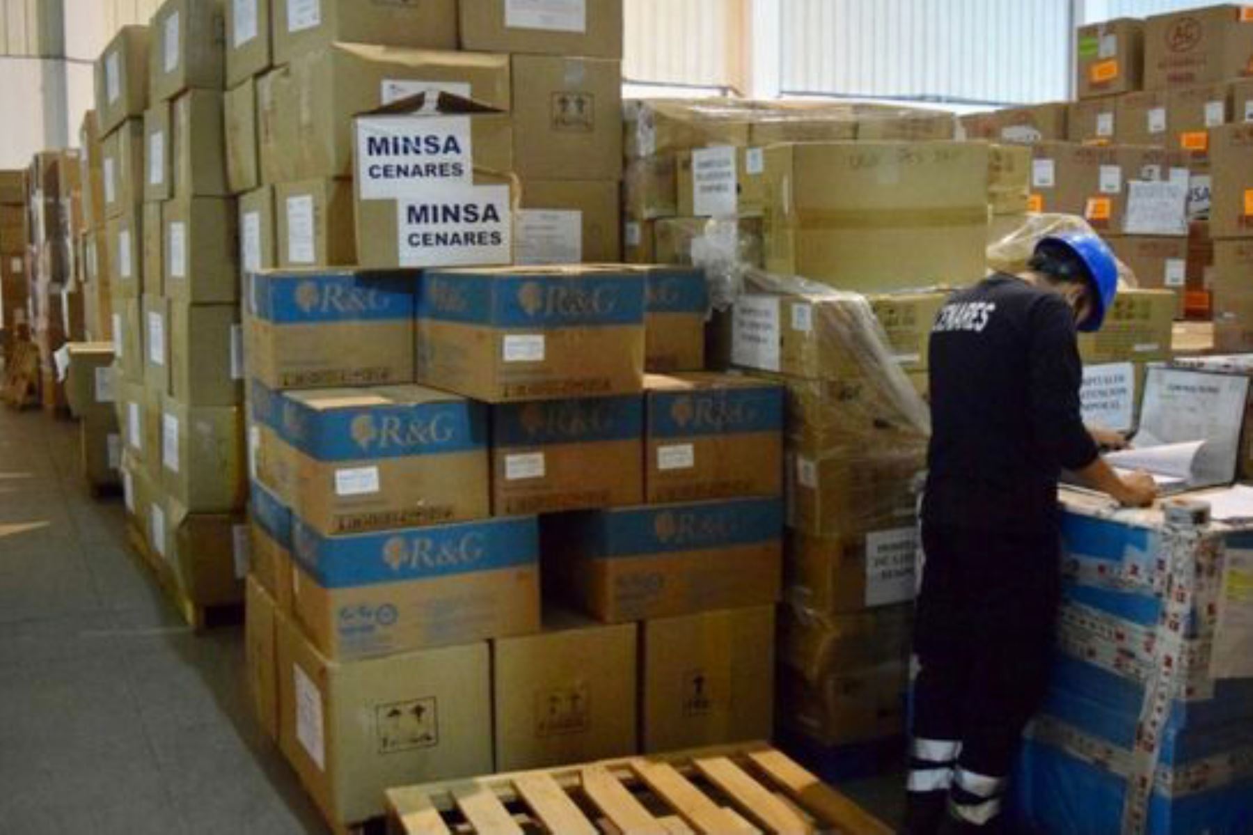 Cenares, entidad responsable de la logística, hizo efectivo el reparto de seis millones 842,715 equipos de protección personal. Foto: ANDINA/Difusión