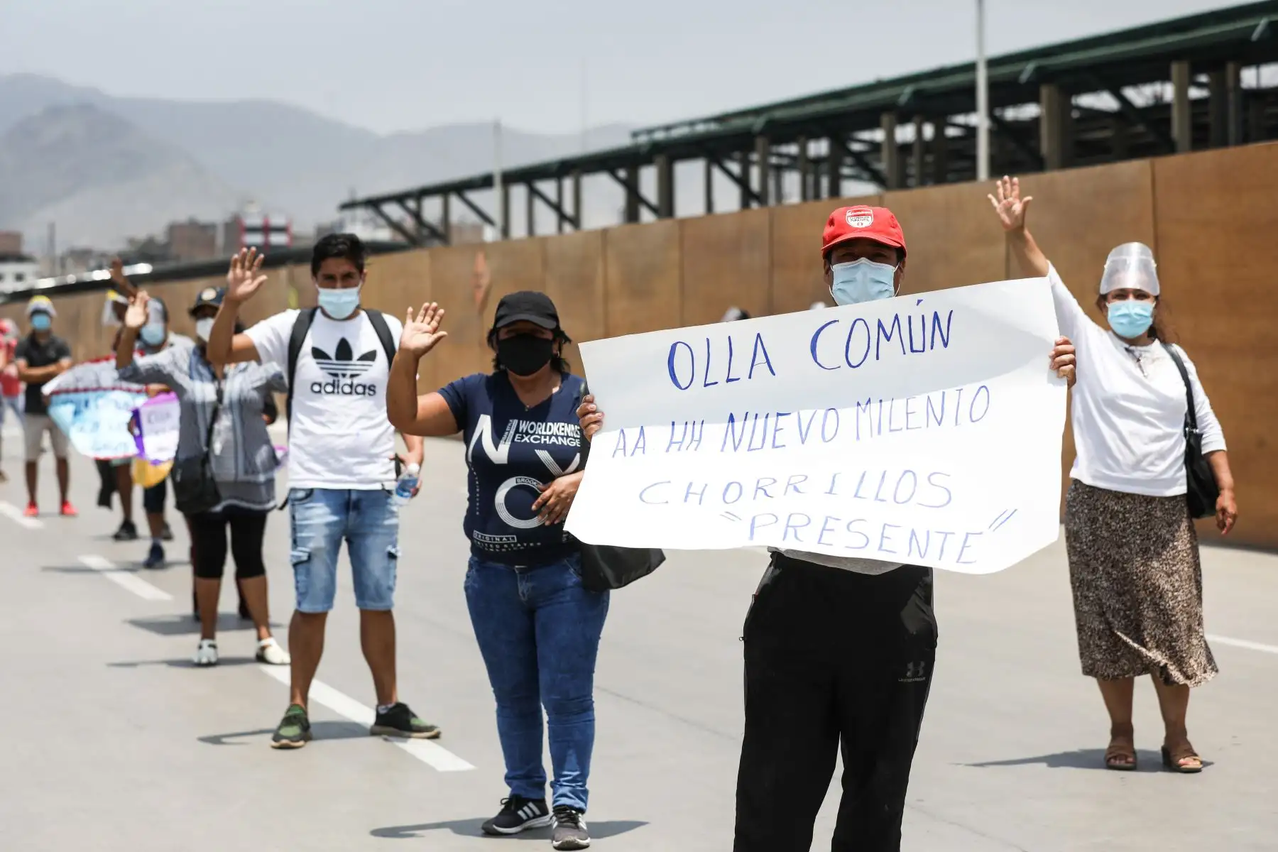 Con el apoyo de la Empresa Municipal de Mercados S.A.,  la Municipalidad de Lima llevó a cabo la Ollatón, mediante la cual donó 25 toneladas de alimentos, como hortalizas, verduras, tubérculos y frutas, a 63 ollas comunes de la ciudad
Foto: Municipalidad de Lima
