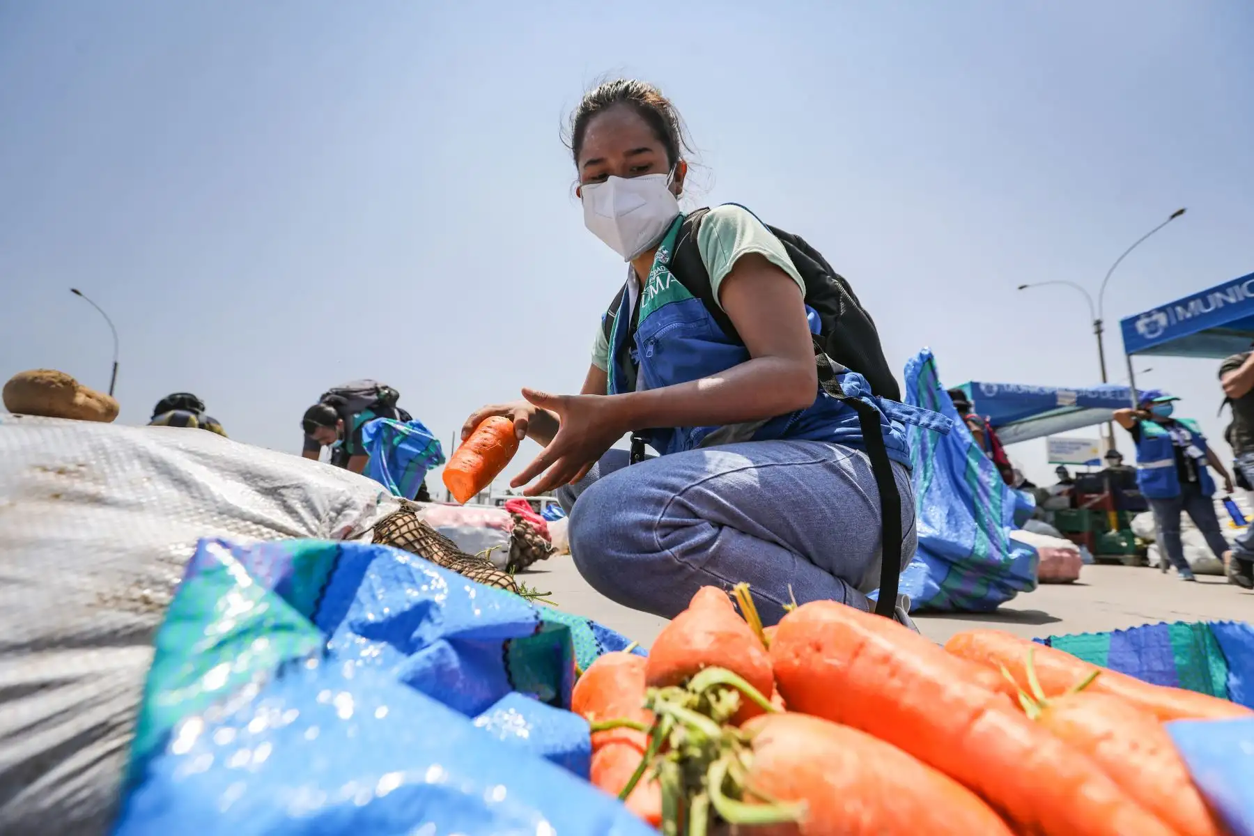 Con el apoyo de la Empresa Municipal de Mercados S.A.,  la Municipalidad de Lima llevó a cabo la Ollatón, mediante la cual donó 25 toneladas de alimentos, como hortalizas, verduras, tubérculos y frutas, a 63 ollas comunes de la ciudad
Foto: Municipalidad de Lima