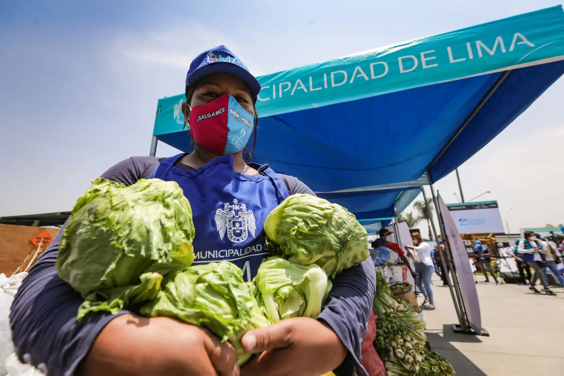 Con el apoyo de la Empresa Municipal de Mercados S.A.,  la Municipalidad de Lima llevó a cabo la Ollatón, mediante la cual donó 25 toneladas de alimentos, como hortalizas, verduras, tubérculos y frutas, a 63 ollas comunes de la ciudad
Foto: Municipalidad de Lima