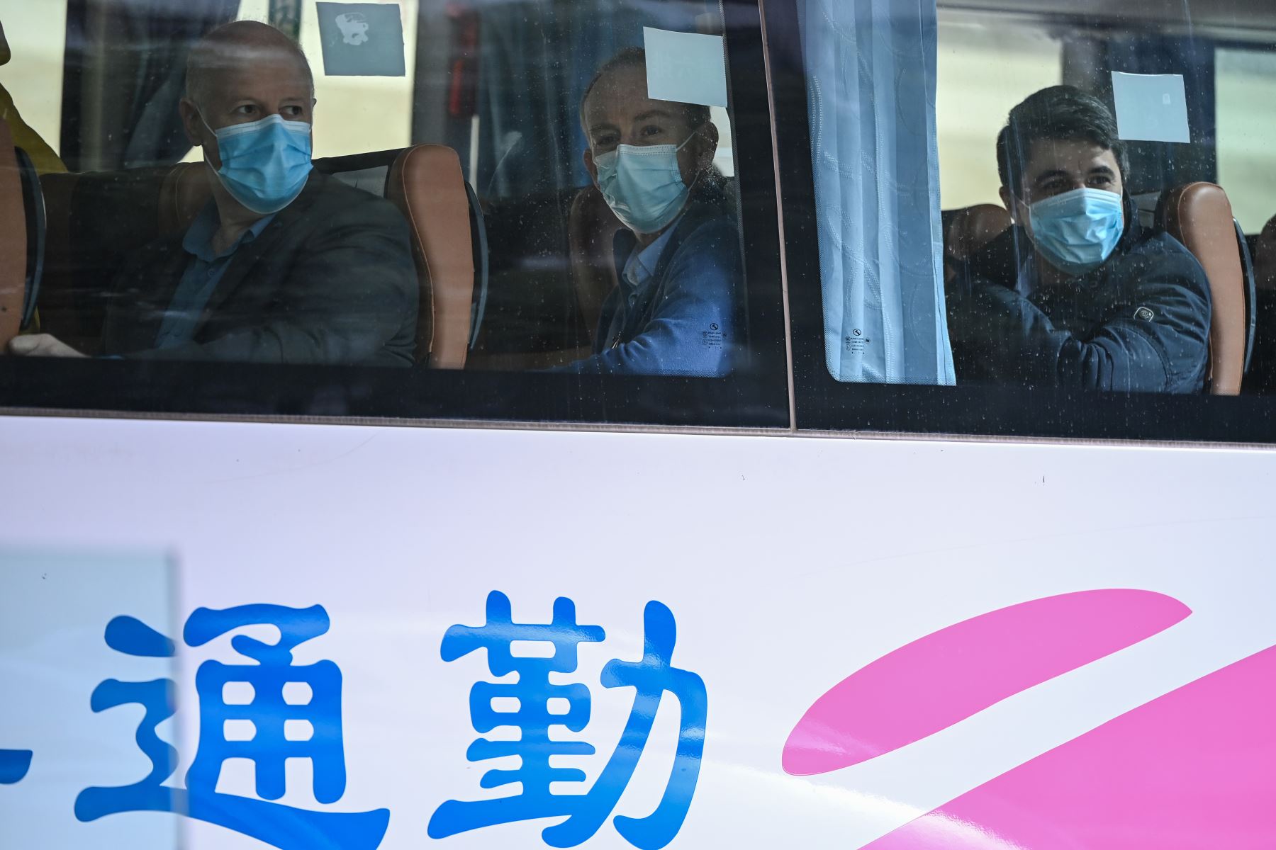 La investigación, que China ha tardado más de un año en organizar, es un tema sensible para el régimen comunista, que desea liberarse de cualquier responsabilidad en el origen de la epidemia. Foto: AFP