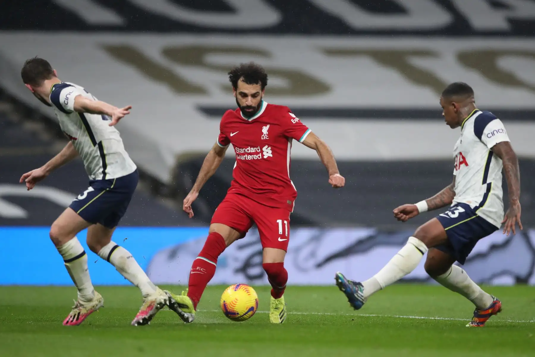 El centrocampista egipcio del Liverpool Mohamed Salah  se enfrenta al centrocampista holandés del Tottenham Hotspur Steven Bergwijn  durante el partido de fútbol de la Premier League inglesa entre Tottenham Hotspur y Liverpool.
Foto: AFP