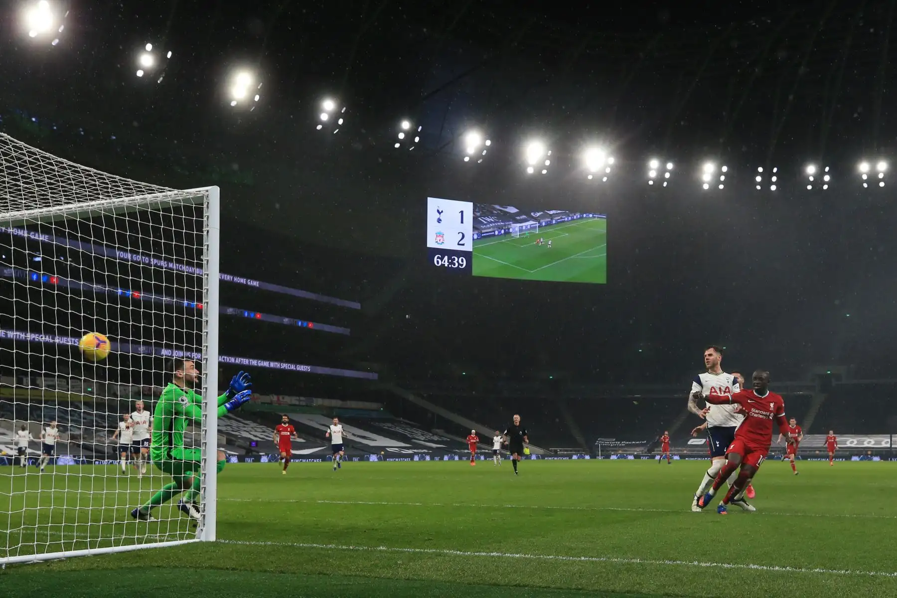 El delantero senegalés del Liverpool Sadio Mane anota su tercer gol durante el partido de fútbol de la Premier League inglesa entre Tottenham Hotspur y Liverpool .
Foto: AFP