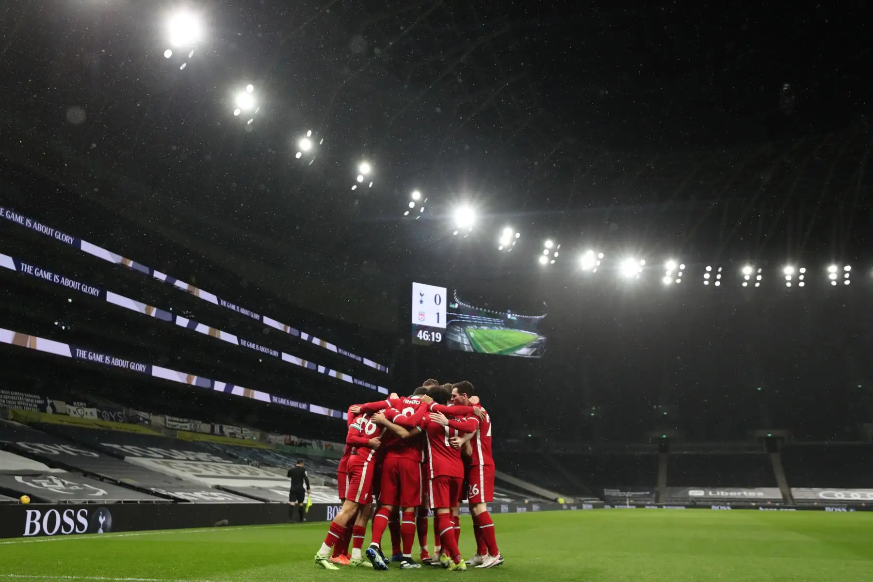 Los jugadores del Liverpool se juntan para celebrar su segundo gol durante el partido de fútbol de la Premier League inglesa entre Tottenham Hotspur y Liverpool.
Foto: AFP