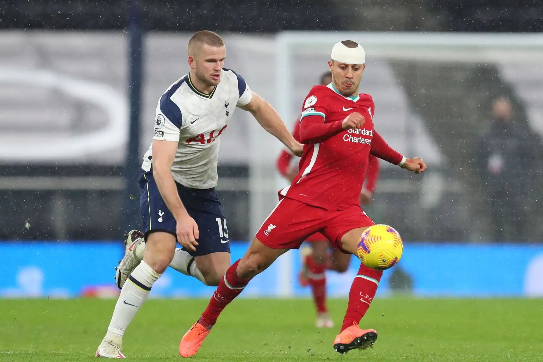 El defensor inglés del Tottenham Hotspur Eric Dier persigue al centrocampista español del Liverpool Thiago Alcantara durante el partido de fútbol de la Premier League inglesa entre Tottenham Hotspur y Liverpool.
Foto: AFP