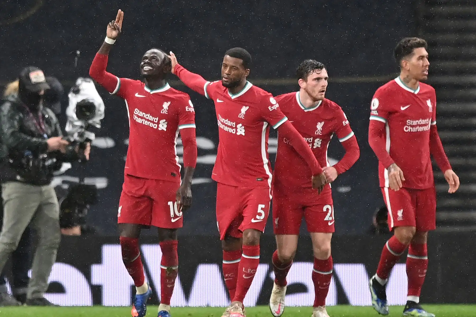 El delantero senegalés del Liverpool Sadio Mane  celebra su tercer gol durante el partido de fútbol de la Premier League inglesa entre Tottenham Hotspur y Liverpool.
Foto: AFP