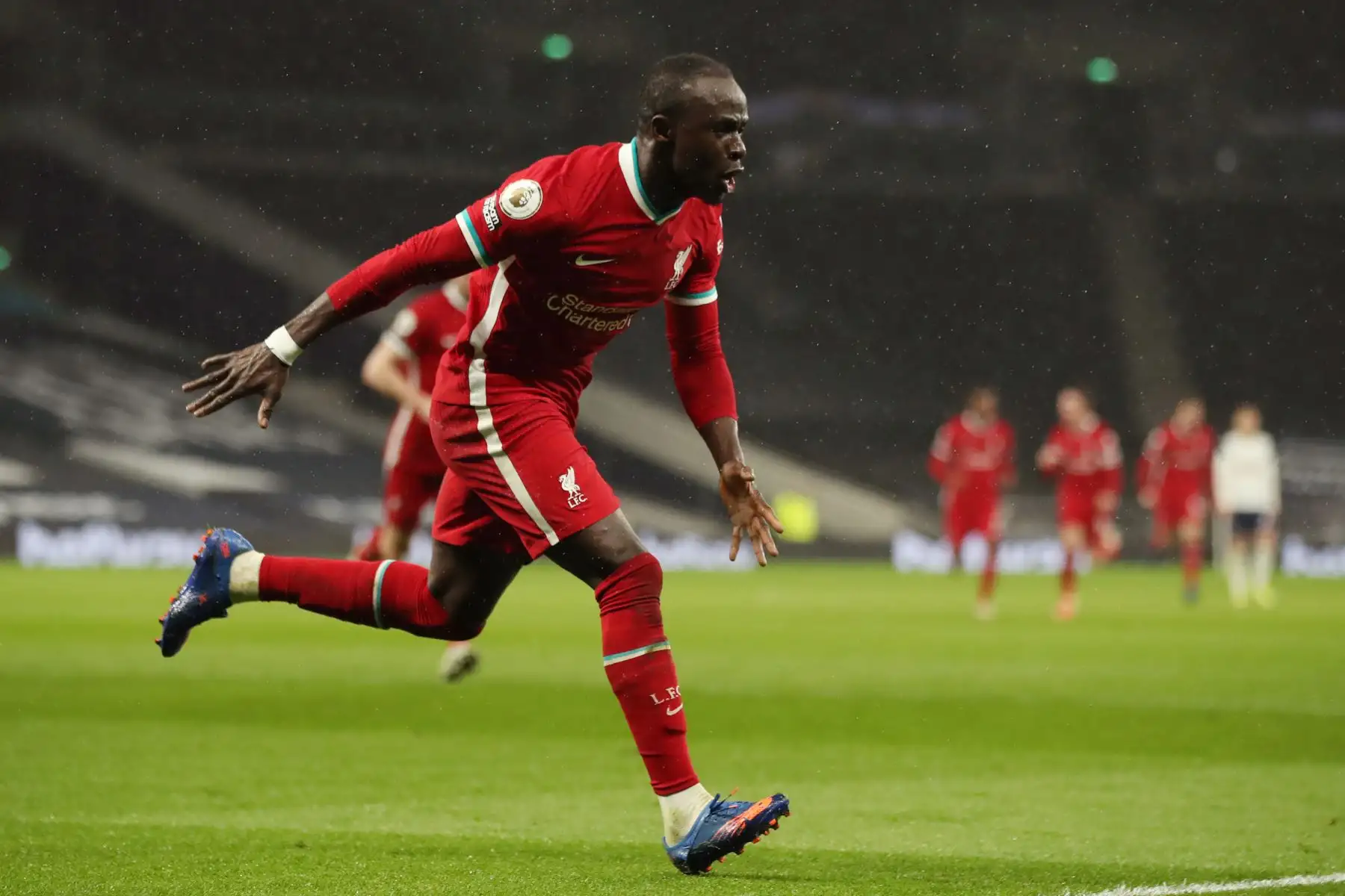 El delantero senegalés del Liverpool Sadio Mane  celebra su tercer gol durante el partido de fútbol de la Premier League inglesa entre Tottenham Hotspur y Liverpool.
Foto: AFP