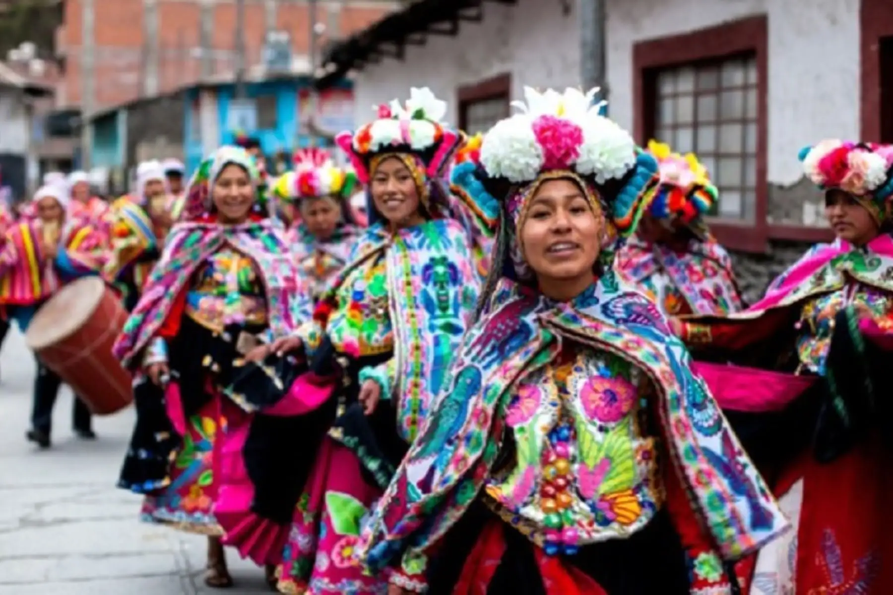 El flujo de las poblaciones de ambas zonas altitudinales a lo largo del tiempo ha reflejado un espíritu de comunión de culturas en Cuyocuyo, que se manifiesta en las artes del tejido, la música y danza, así como el uso de herbolaria exótica de ambas zonas en la práctica de la medicina tradicional. Foto: Ministerio de Cultura
