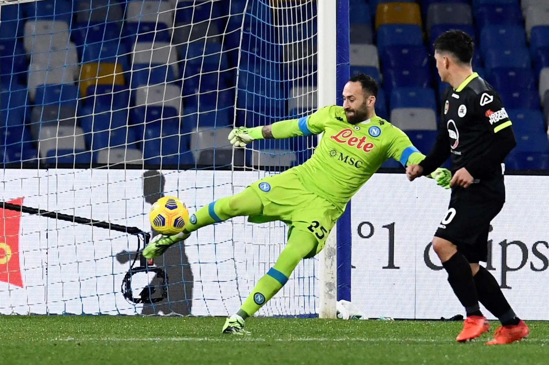 El portero del Napoli David Ospina en acción durante los cuartos de final de la Copa de Italia entre el SSC Napoli y Spezia en el estadio Diego Armando Maradona de Nápoles, Italia.
Foto: EFE