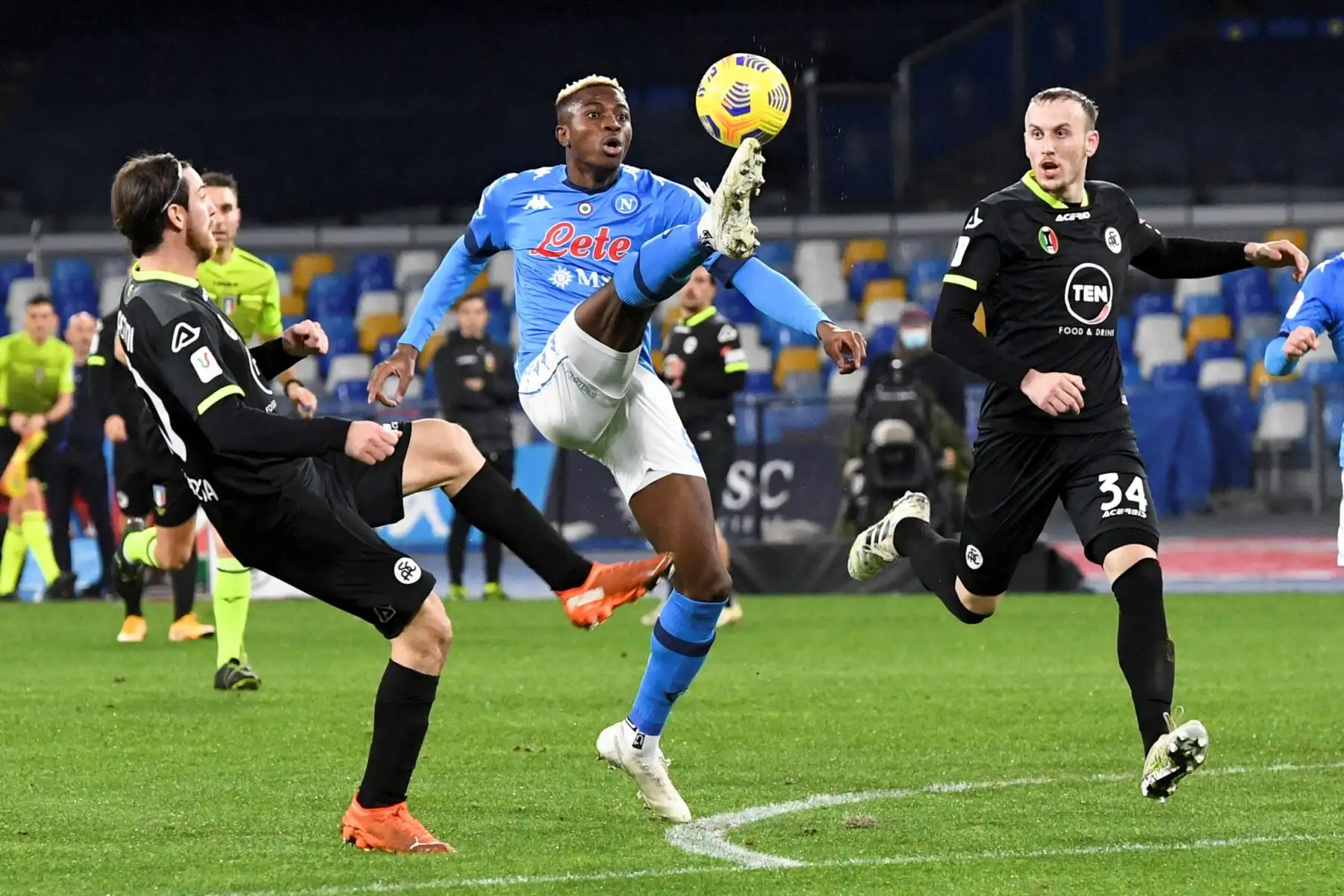 El delantero del Napoli Victor Osimhen en acción durante los cuartos de final de la Copa de Italia entre el SSC Napoli y Spezia en el estadio Diego Armando Maradona de Nápoles, Italia.
Foto: AFP