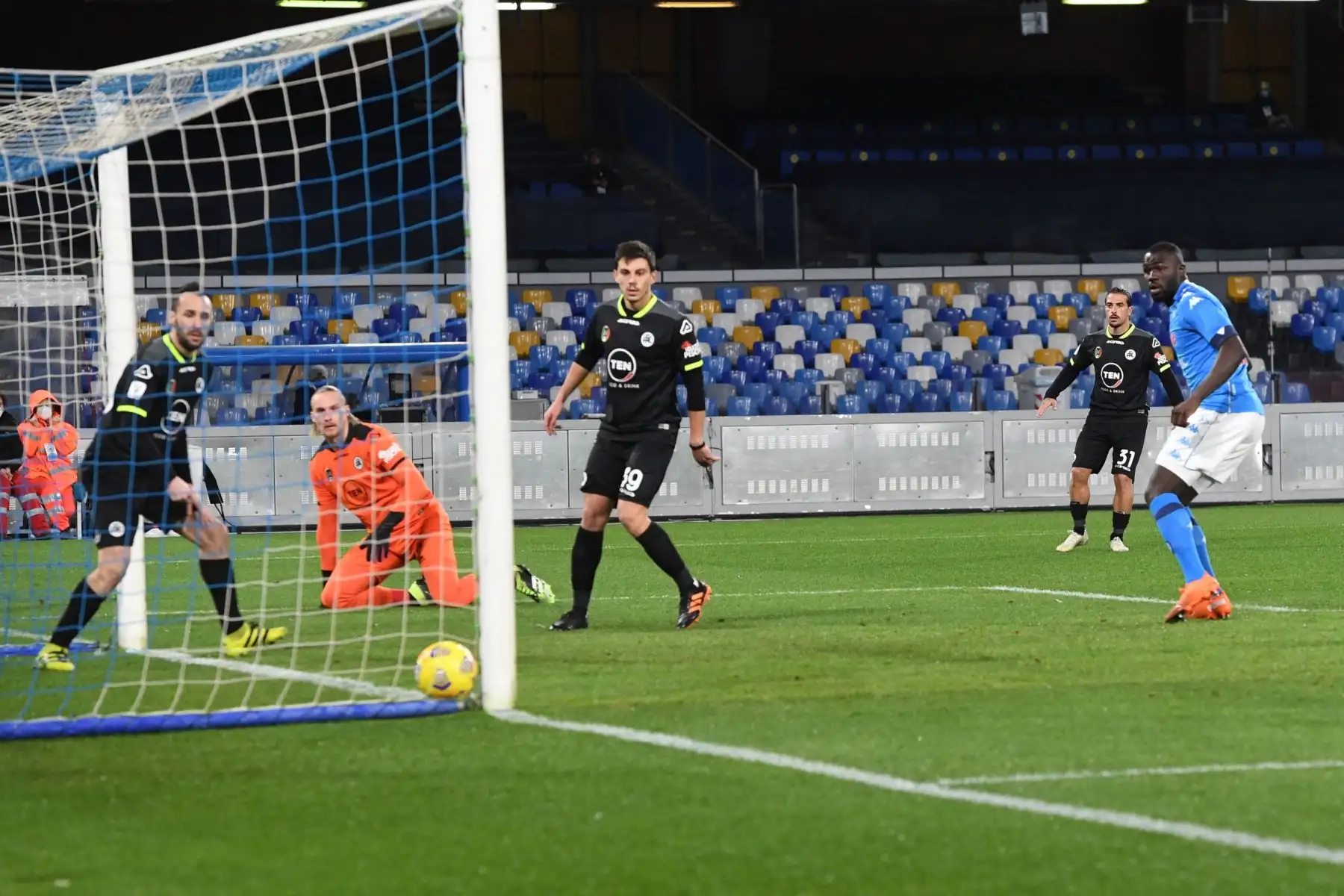 El defensor del Napoli Kalidou Koulibaly  anota el 1-0 en los cuartos de final de la Copa de Italia entre el SSC Napoli y Spezia en el estadio Diego Armando Maradona de Nápoles, Italia.
Foto: EFE