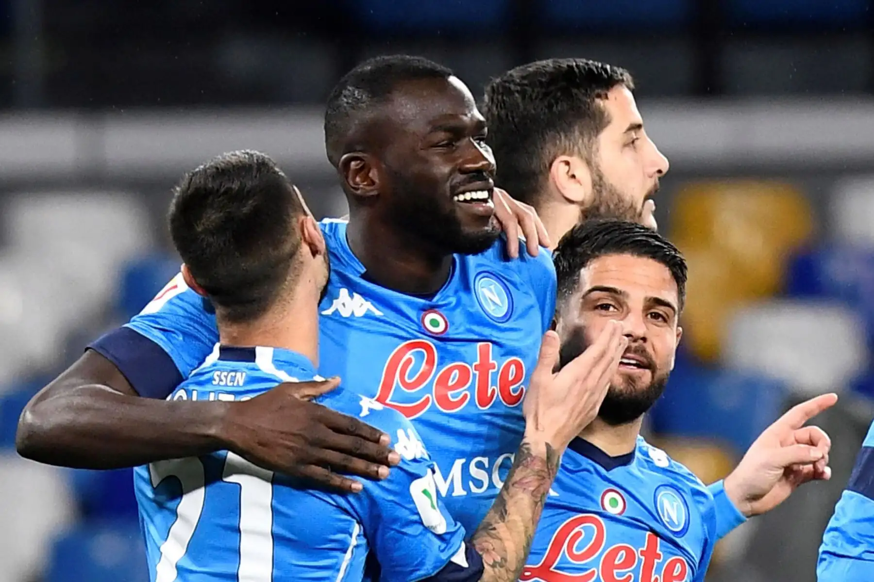 El defensor del Napoli Kalidou Koulibaly celebra con sus compañeros de equipo después de anotar la ventaja de 1-0 durante el partido de fútbol de cuartos de final de la Copa de Italia entre SSC Napoli y Spezia en el estadio Diego Armando Maradona en Nápoles, Italia.
Foto: EFE