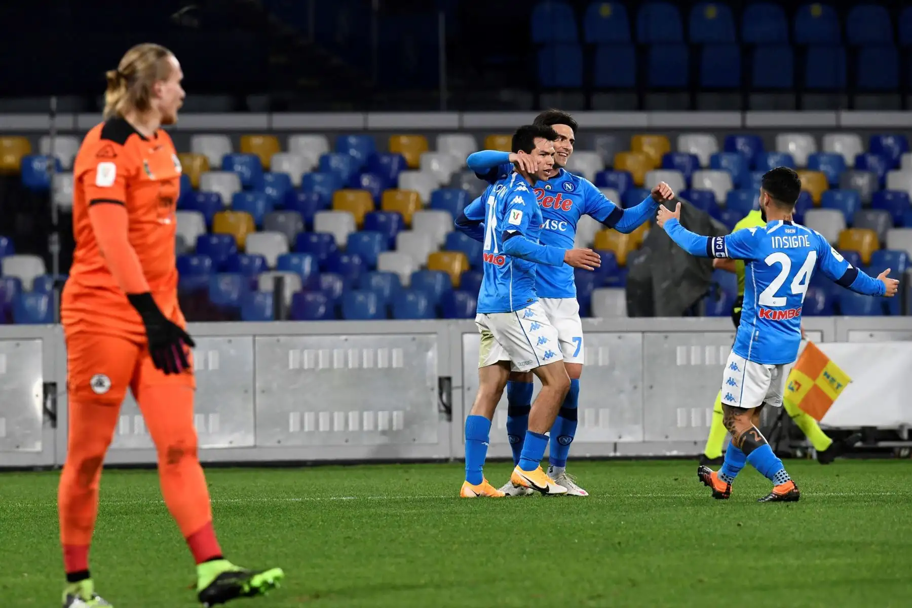 El delantero del Napoli Hirving Lozano celebra con su compañero de equipo tras anotar la ventaja de 2-0 durante el partido de cuartos de final de la Copa de Italia entre SSC Napoli y Spezia en el estadio Diego Armando Maradona de Nápoles, Italia.
Foto: EFE
