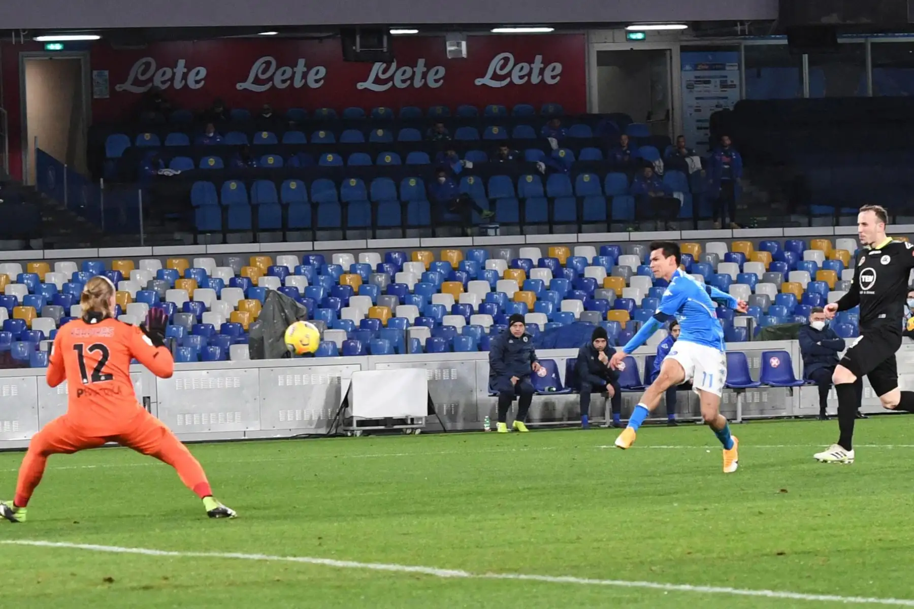 El delantero del Napoli Hirving Lozano  marca el 2-0 durante los cuartos de final de la Copa de Italia entre el SSC Napoli y Spezia en el estadio Diego Armando Maradona de Nápoles, Italia.
Foto: EFE