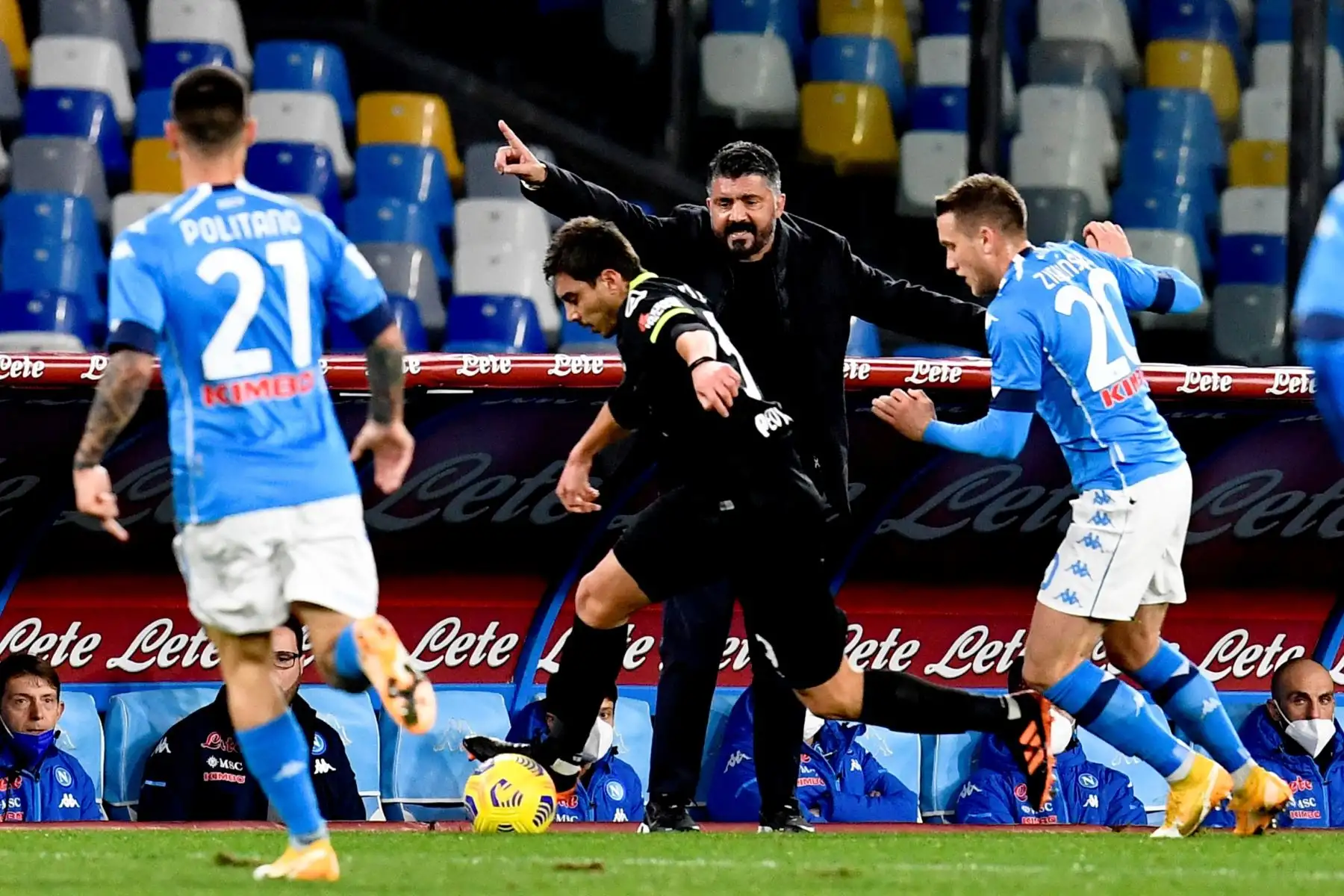 El entrenador del Napoli Gennaro Gattuso gesticula durante los cuartos de final de la Copa de Italia entre SSC Napoli y Spezia en el estadio Diego Armando Maradona de Nápoles, Italia.
Foto: EFE