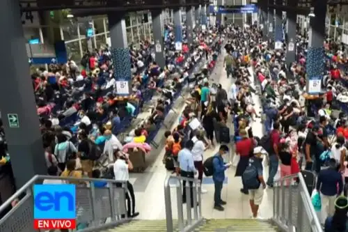 Afluencia masiva de viajeros se registra en el terminal terrestre Plaza Norte. Foto: Captura TV